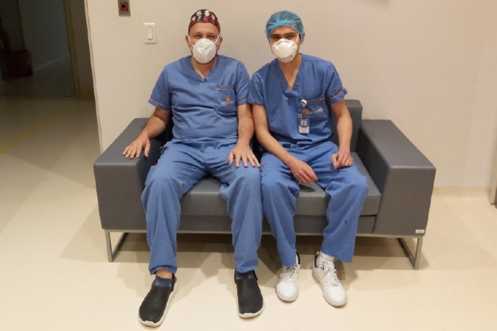 De izquierda a derecha: Alexander Duarte, sobreviviente de coronavirus y Jhonatan Celis, su amigo y compañero de trabajo.
