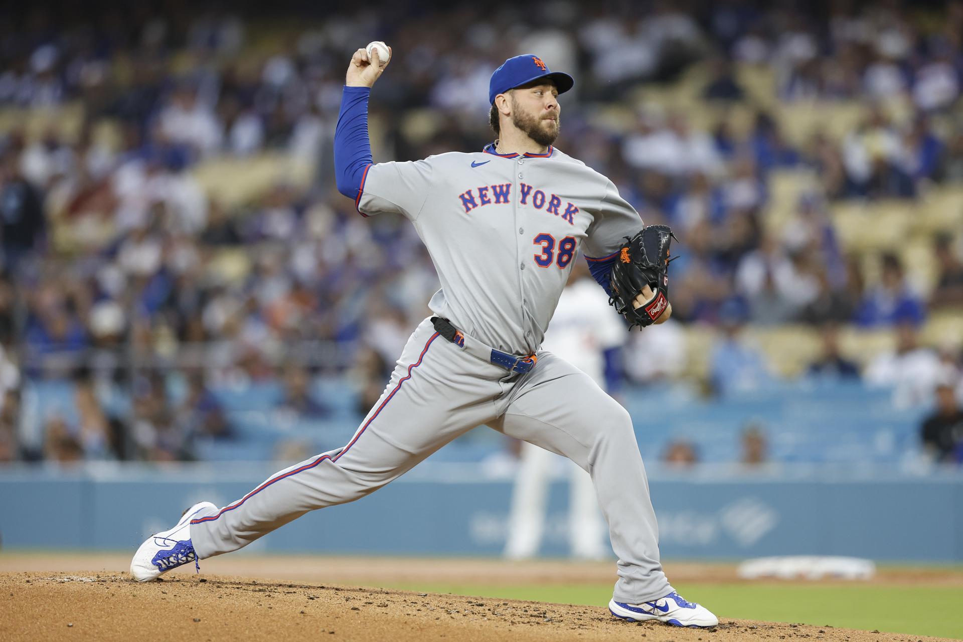 LOS ANGELES (United States), 04/06/2025.- New York Mets starting pitcher Tylor Megill releases a pitch during the first inning of the Major League Baseball (MLB) game between the New York Mets and the Los Angeles Dodgers in Los Angeles, California, USA, 03 June 2025. (Nueva York) EFE/EPA/CAROLINE BREHMAN
