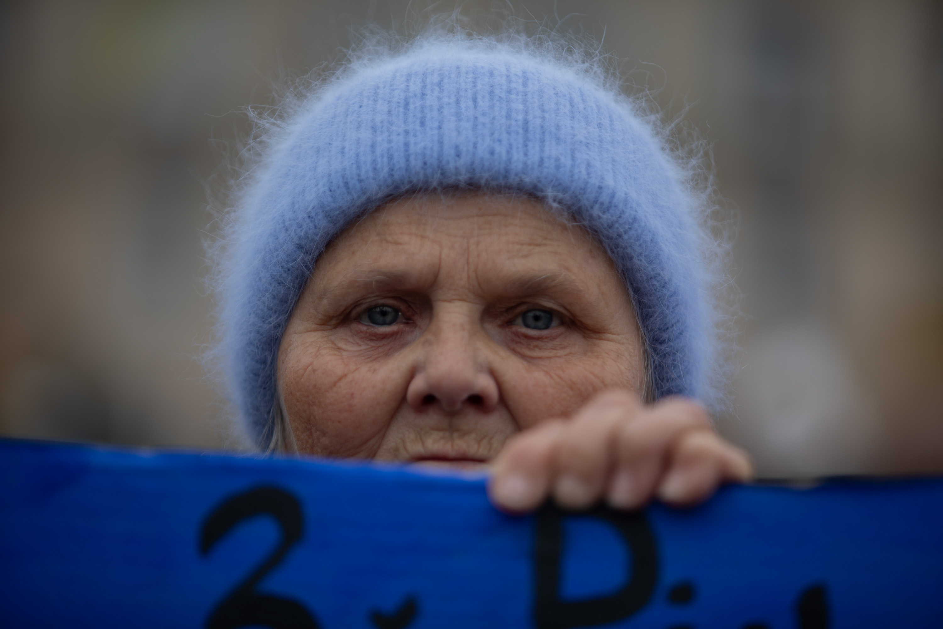 Abuela de combatiente ucraniano desaparecido participa en una manifestación en favor de los presos políticos de la guerra el domingo 10 de noviembre de 2024 en la plaza Táras Shevchenko. Cherkasy, Ucrania.