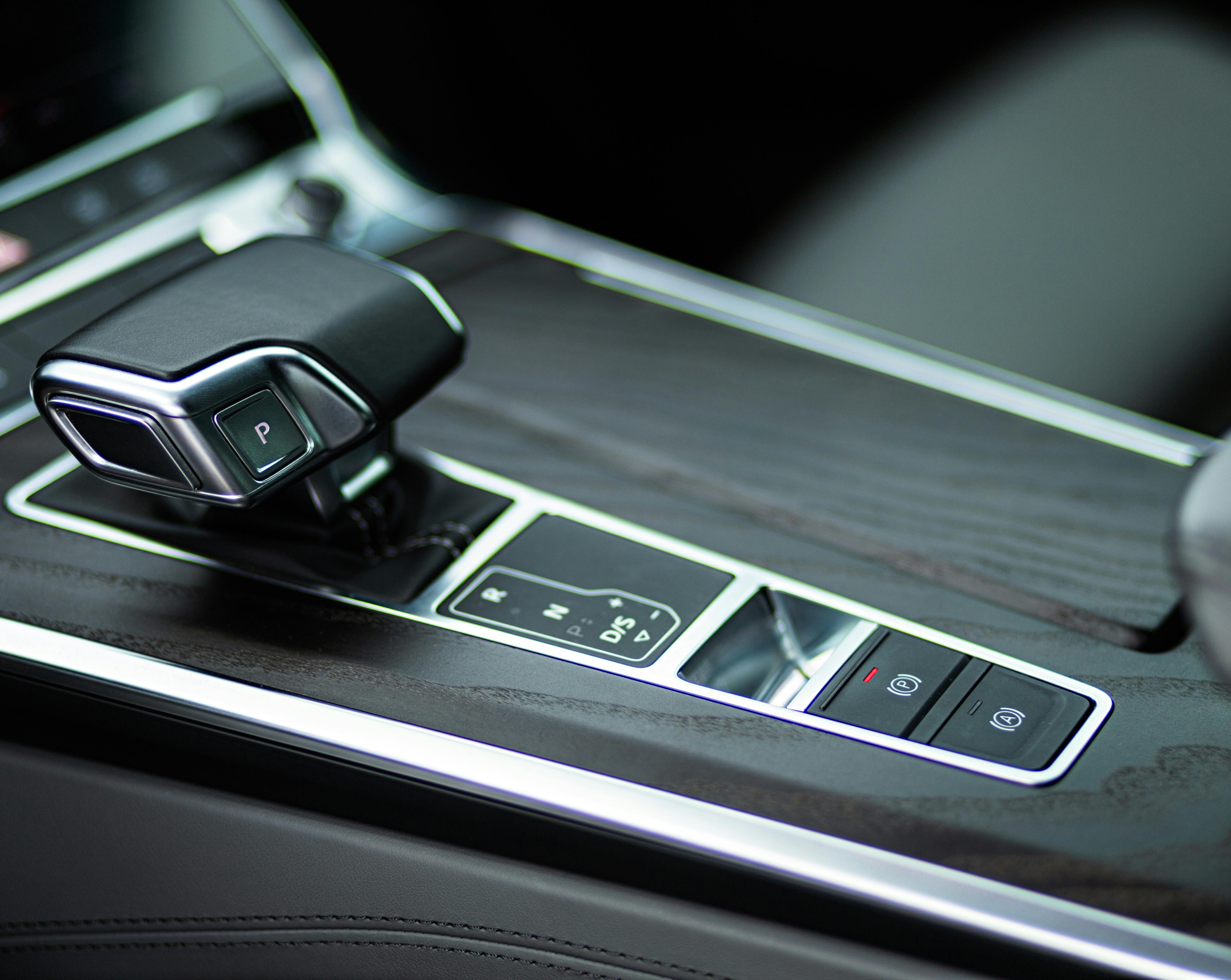 ¿Para qué sirven el más y el menos en un carro automático y cómo usarlos?