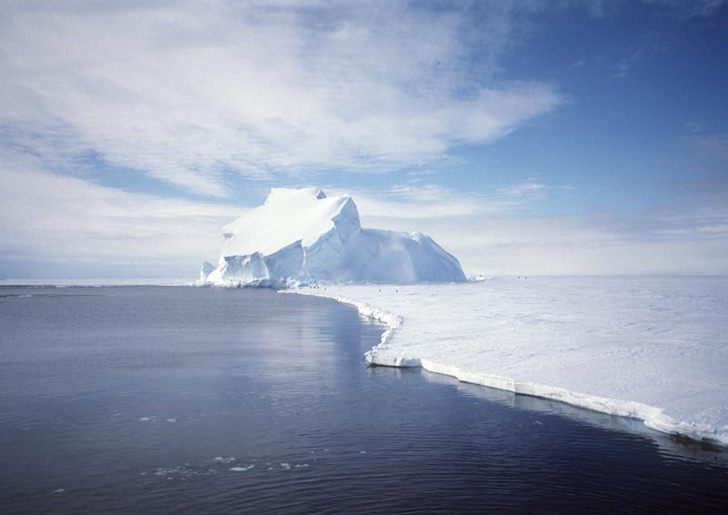 Reportan que el iceberg más grande del mundo se desplaza hacia el océano Atlántico