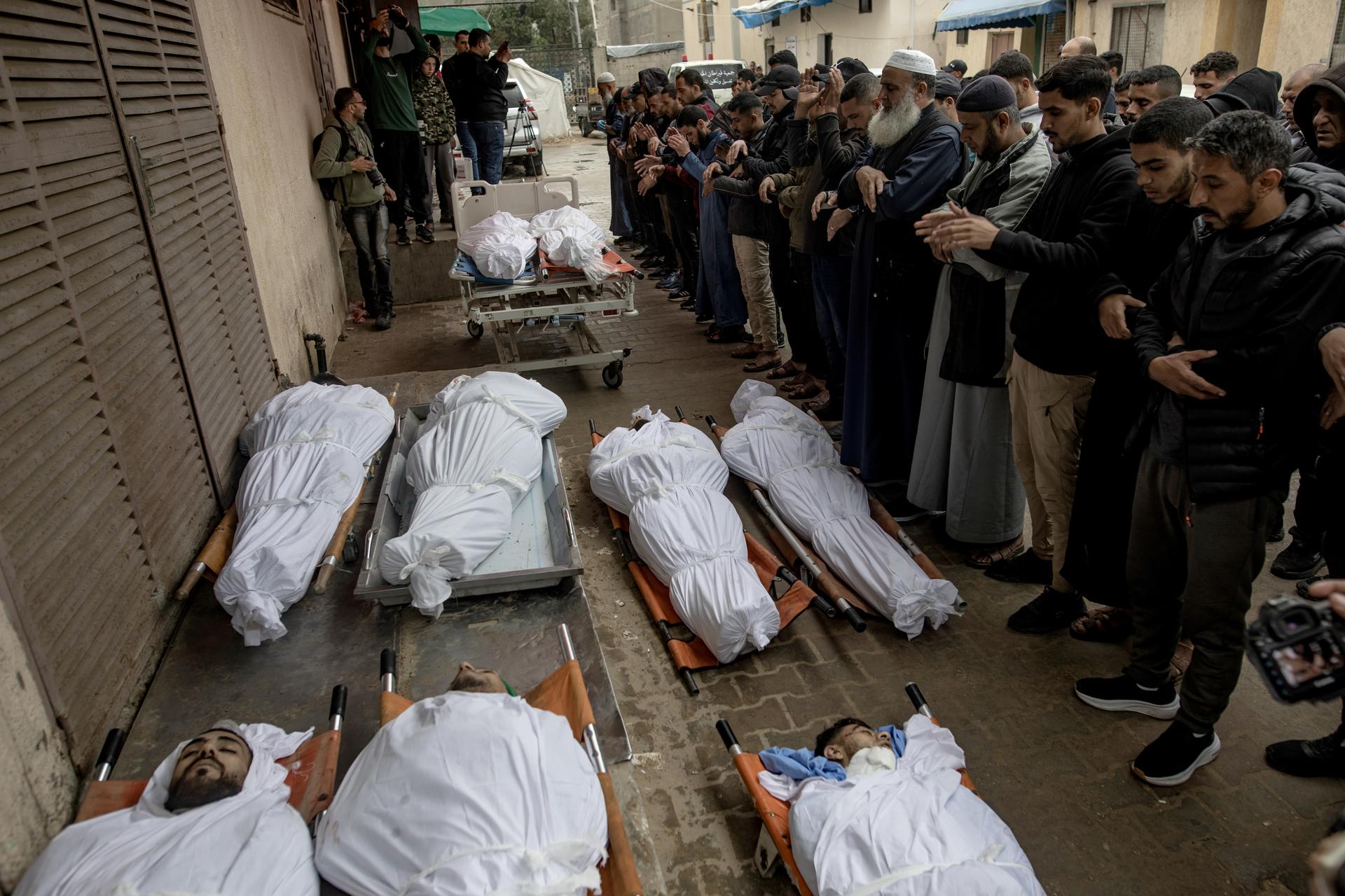 Palestinos de Gaza lloran a sus seres queridos