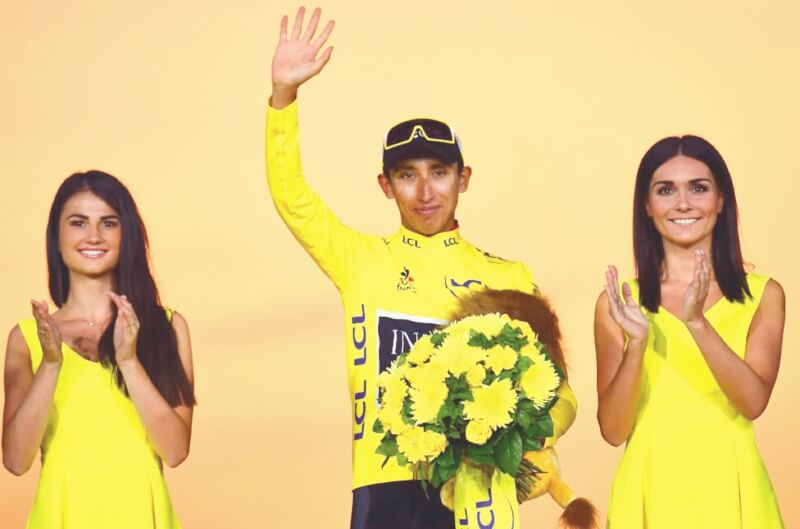 Egan Bernal en el podio del Tour de Francia. / AFP