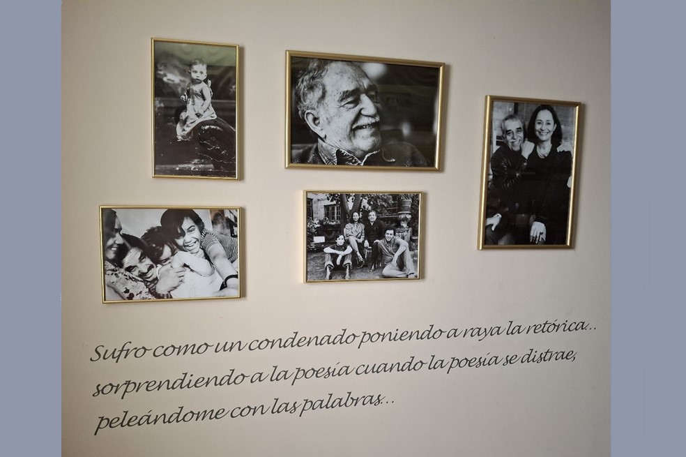 Detalle de una pared de la Casa Estudio Cien Años de Soledad en Ciudad de México, con fotografías de la familia García Barcha.
