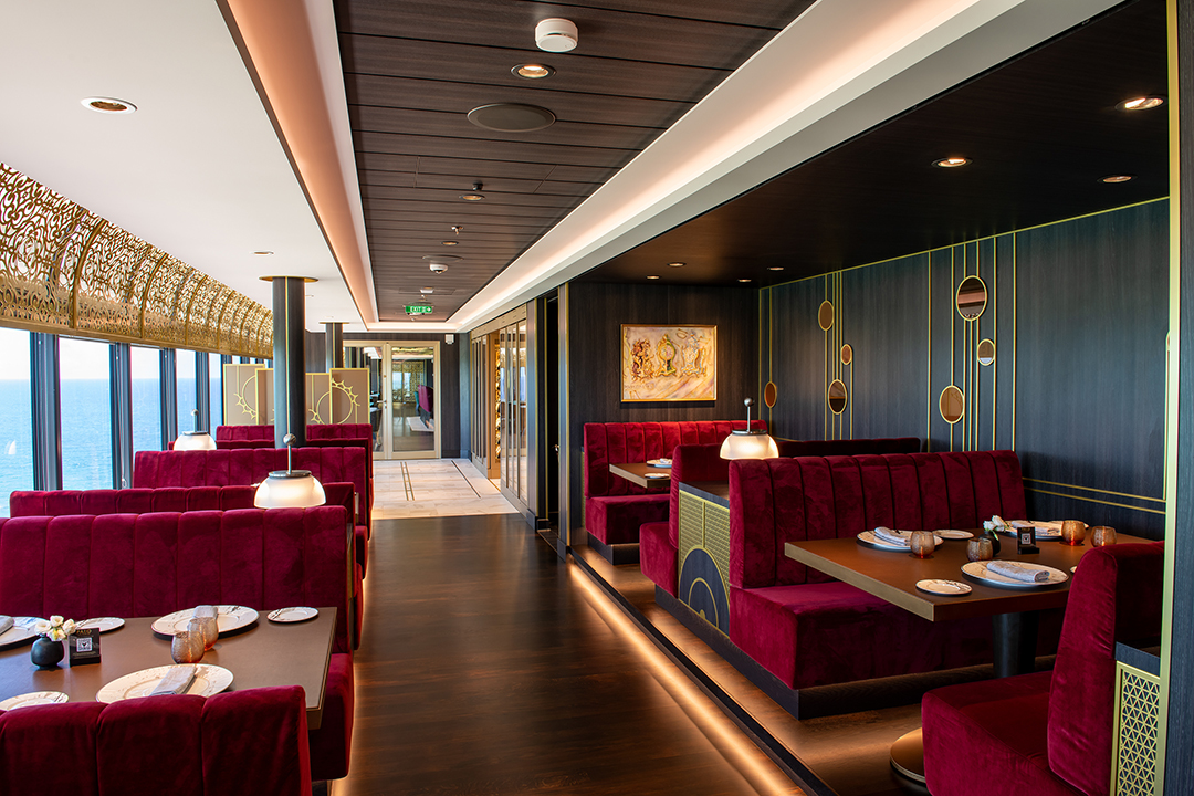 Palo Steakhouse, una versión renovada del emblemático restaurante de especialidades de Disney Cruise Line. El menú de este espacio exclusivo para adultos combina a la perfección la clásica cocina italiana con la moderna experiencia de un steakhouse. Su decoración está inspirada en Ding Dong (Cogsworth), el mayordomo convertido en reloj encantado de “La Bella y la Bestia”.