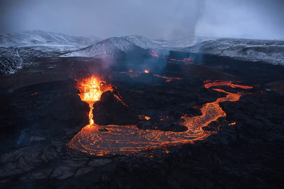 Categoría: Naturaleza. El fotógrafo dijo: La erupción volcánica Fagradalsfjall en Islandia en 2021 fue uno de esos raros sucesos que captan, por completo, la atención del espectador. Pasé 12 días documentando el volcán, yendo y viniendo 20 km todos los días en todas las condiciones climáticas, sin poder detenerme. Vi el sitio volcánico cambiar, expandirse inexorablemente día tras día, y quedé impresionado para siempre por la fuerza de la naturaleza, el ruido, el calor generado por el proceso de creación de la nueva tierra.