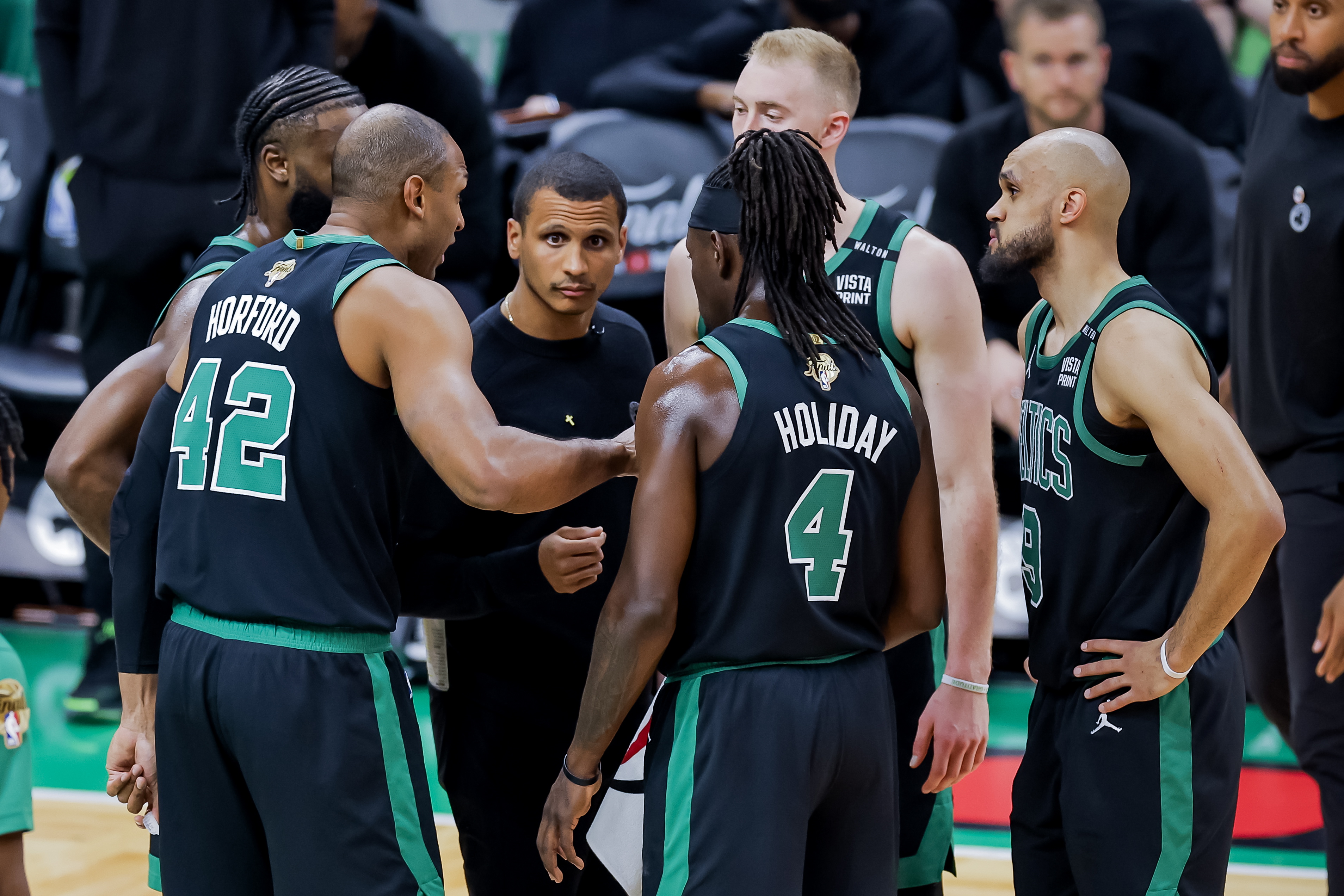 Boston (United States), 10/06/2024.- Boston Celtics head coach Joe Mazzulla (C) speaks to his team during a timeout in the first half of the NBA Finals game two between the Boston Celtics and the Dallas Mavericks, in Boston, Massachusetts, USA, 09 June 2024. (Baloncesto) EFE/EPA/CJ GUNTHER SHUTTERSTOCK OUT