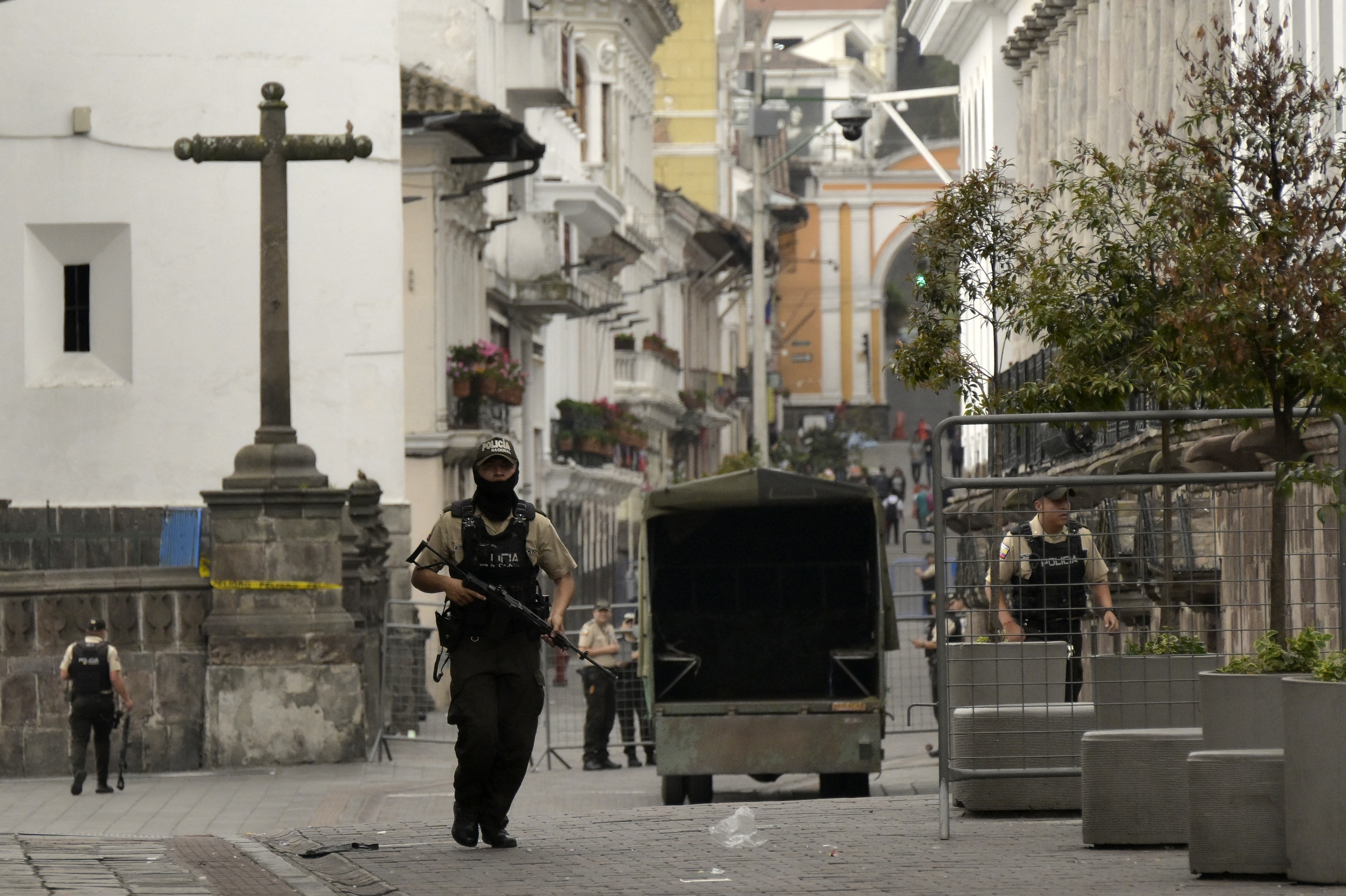 Las fuerzas de seguridad ecuatorianas patrullan el área alrededor de la plaza principal y el palacio presidencial luego de que el presidente ecuatoriano Daniel Noboa declarara al país en estado de "conflicto armado interno".