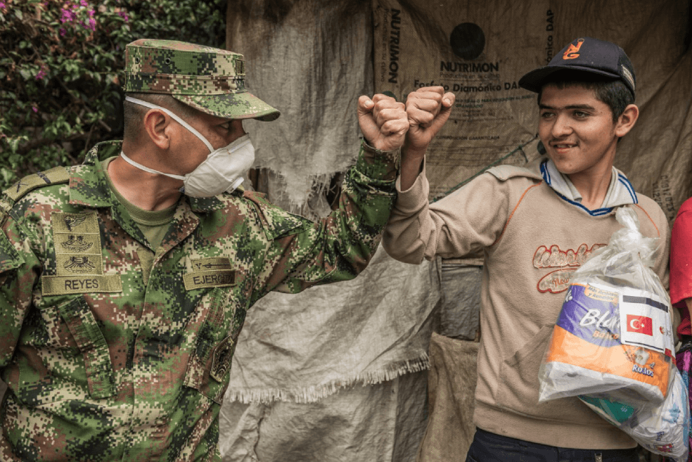 Ejército Nacional entregó 400 mercados a familias vulnerables de Cundinamarca