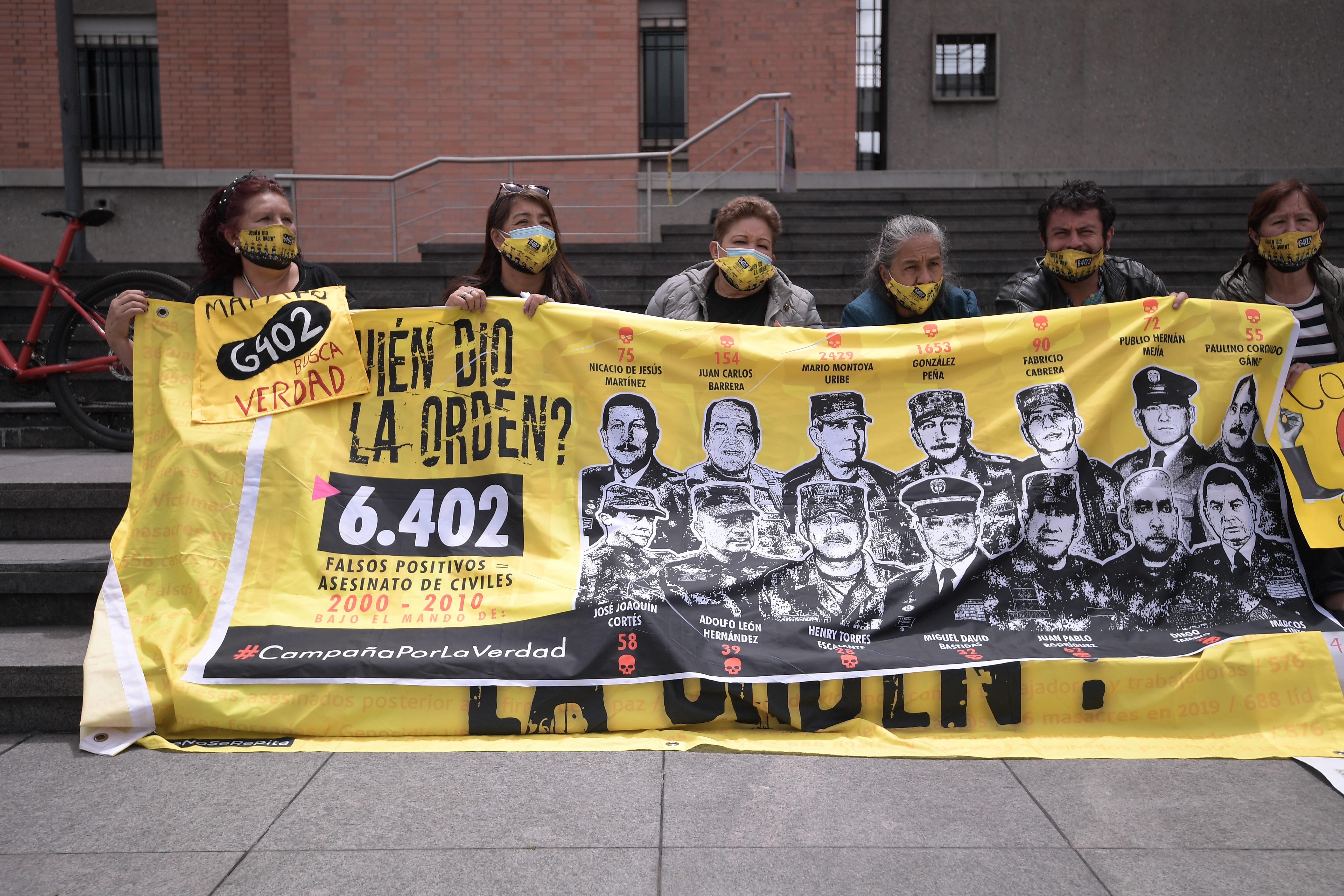 Las madres de falsos positivos (Mafapo) se hicieron presente a las afueras de la Fiscalía y Tribunales de Bogotá y Cundinamarca, en la imputación contra el general (r) Mario Montoya por falsos positivos. Las víctimas esperan que los militares implicados reciban la misma acción que Montoya en el macrocaso que adelanta la JEP por las ejecuciones extrajudiciales.