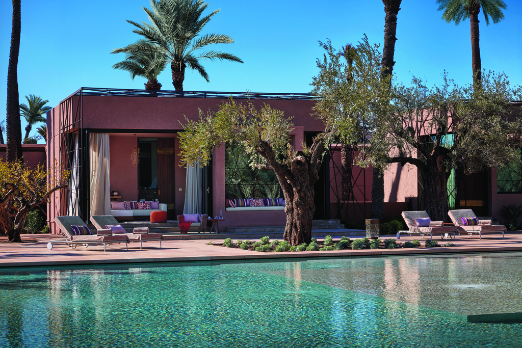 La idílica piscina de 30 metros x 20 metros del Royal Mansour Marrakech se mezcla armoniosamente con los jardines del hotel y está rodeada de cabañas privadas con muebles ornamentados y terrazas sombreadas que brindan el refugio perfecto para escapar del sol y socializar con tus amigos, familia o pareja.
