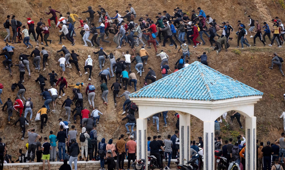 Las impresionantes imágenes de la marea migratoria en Ceuta (España)