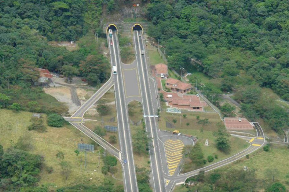 Aval va por  la doble calzada en Vía al Llano