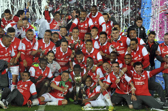 Los 30 jugadores de la plantilla de  Independiente Santa Fe celebran la obtención de la octava estrella, tras vencer a Medellín en la gran final de la Liga profesional colombiana. /Luis Ángel