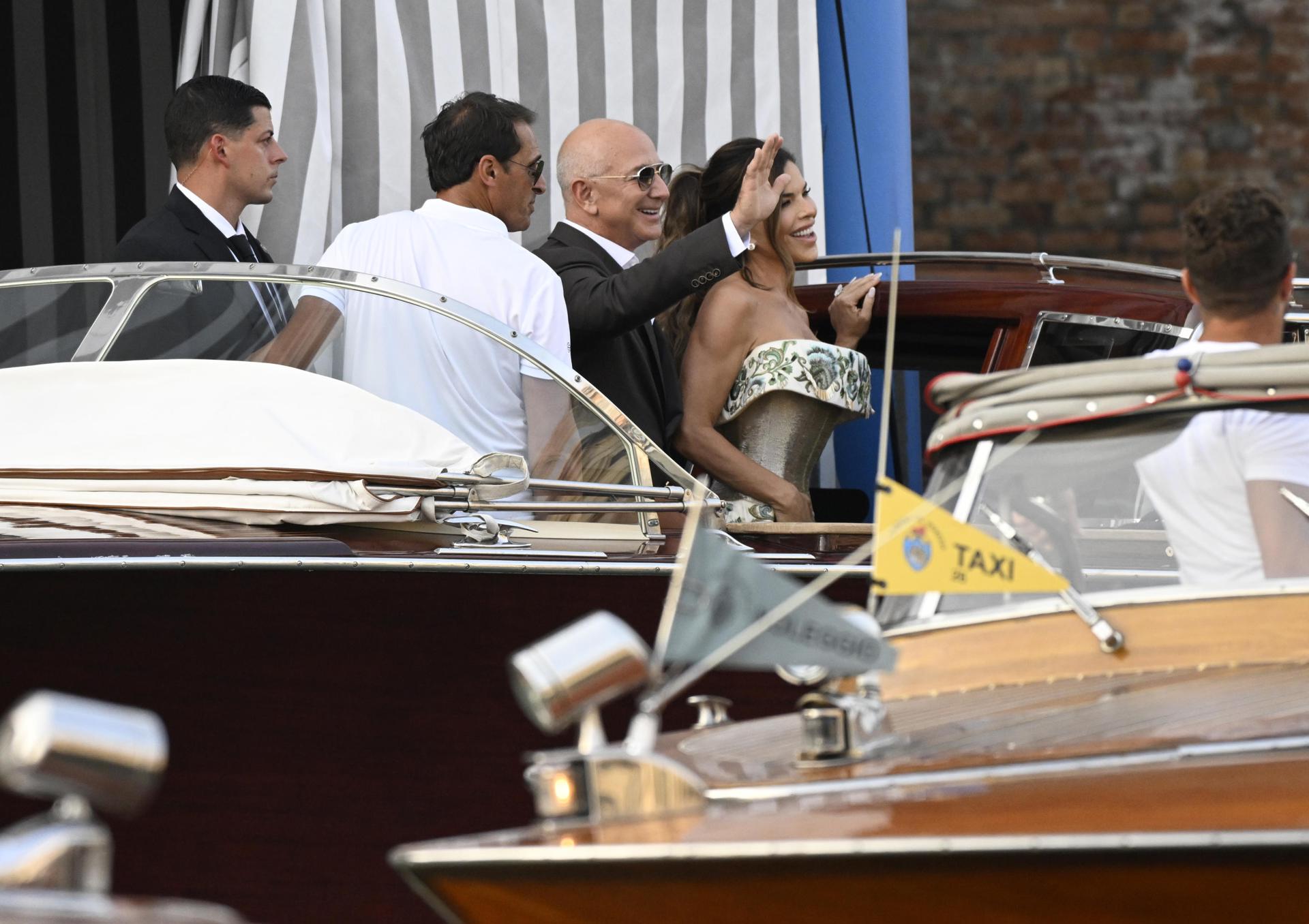 Venice (Italy), 26/06/2025.- Amazon founder Jeff Bezos (C-L) and his fiancee Lauren Sanchez (C-R) leave the Aman Hotel to attend a party in Venice, Italy, 26 June 2025, on the day their wedding celebrations are to begin. The US tech billionaire and TV presenter have reportedly invited about 200 guests to their nuptials in the Italian city. (Italia, Venecia) EFE/EPA/DANIEL DAL ZENNARO
