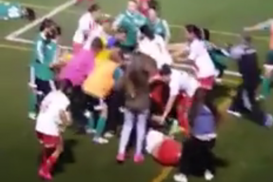 Así fue la multitudinaria pelea en un partido de fútbol femenino en España