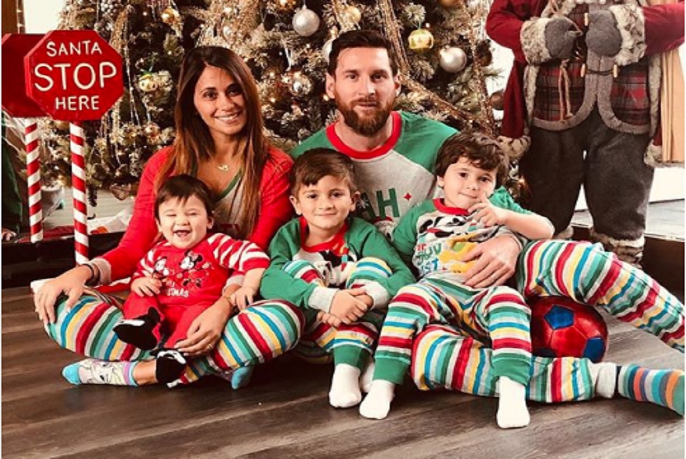 Messi y su familia hacen furor con una foto navideña