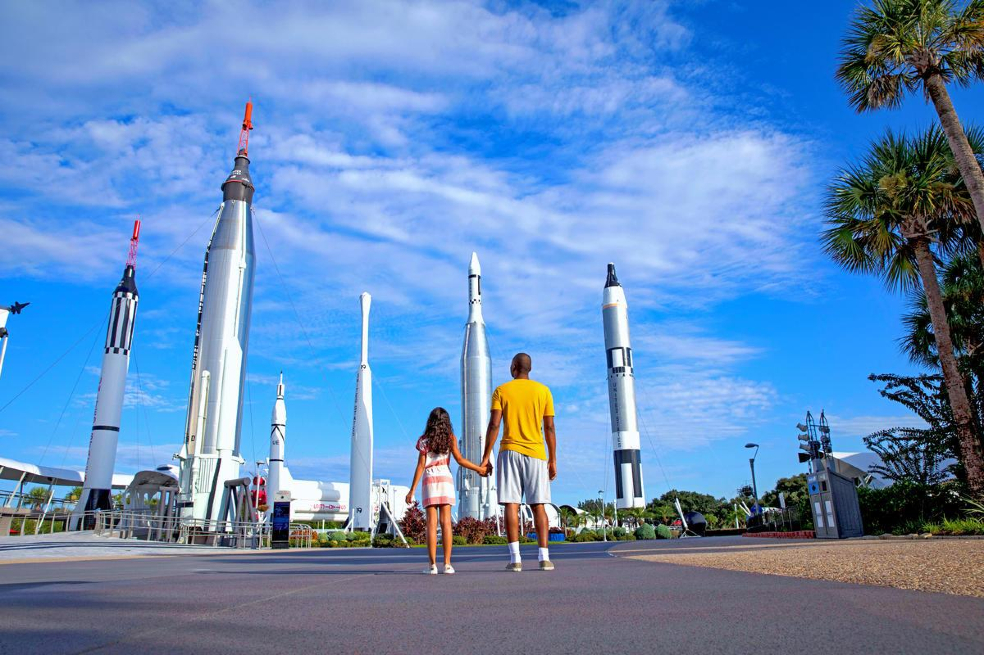 Kennedy Space Center Visitor ComplexFacebookLasatracciones que estarán disponibles durante la fase de reapertura inicial son: