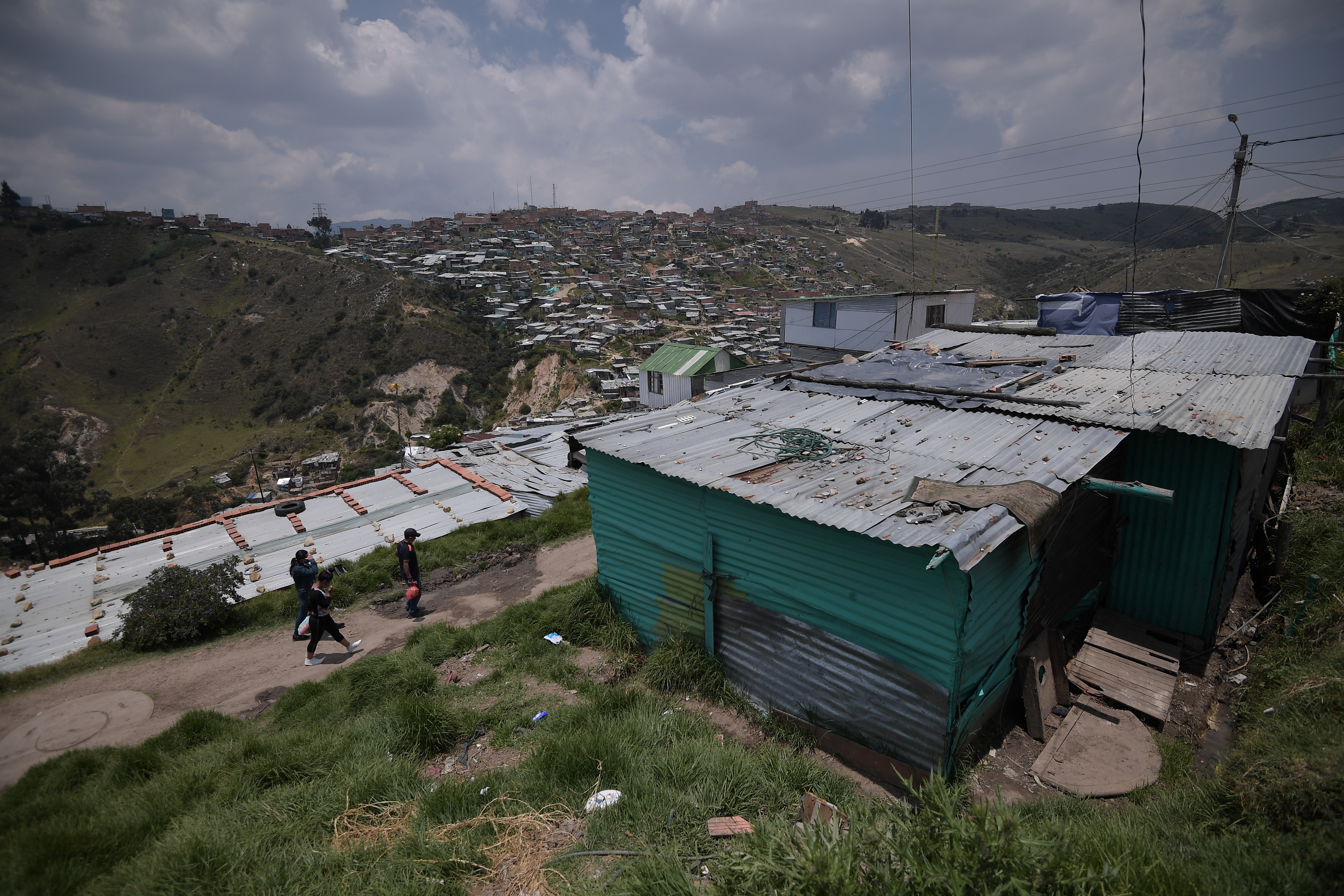 Pese al riesgo de derrumbe, ¿por qué hay familias que se niegan a dejar sus casas?