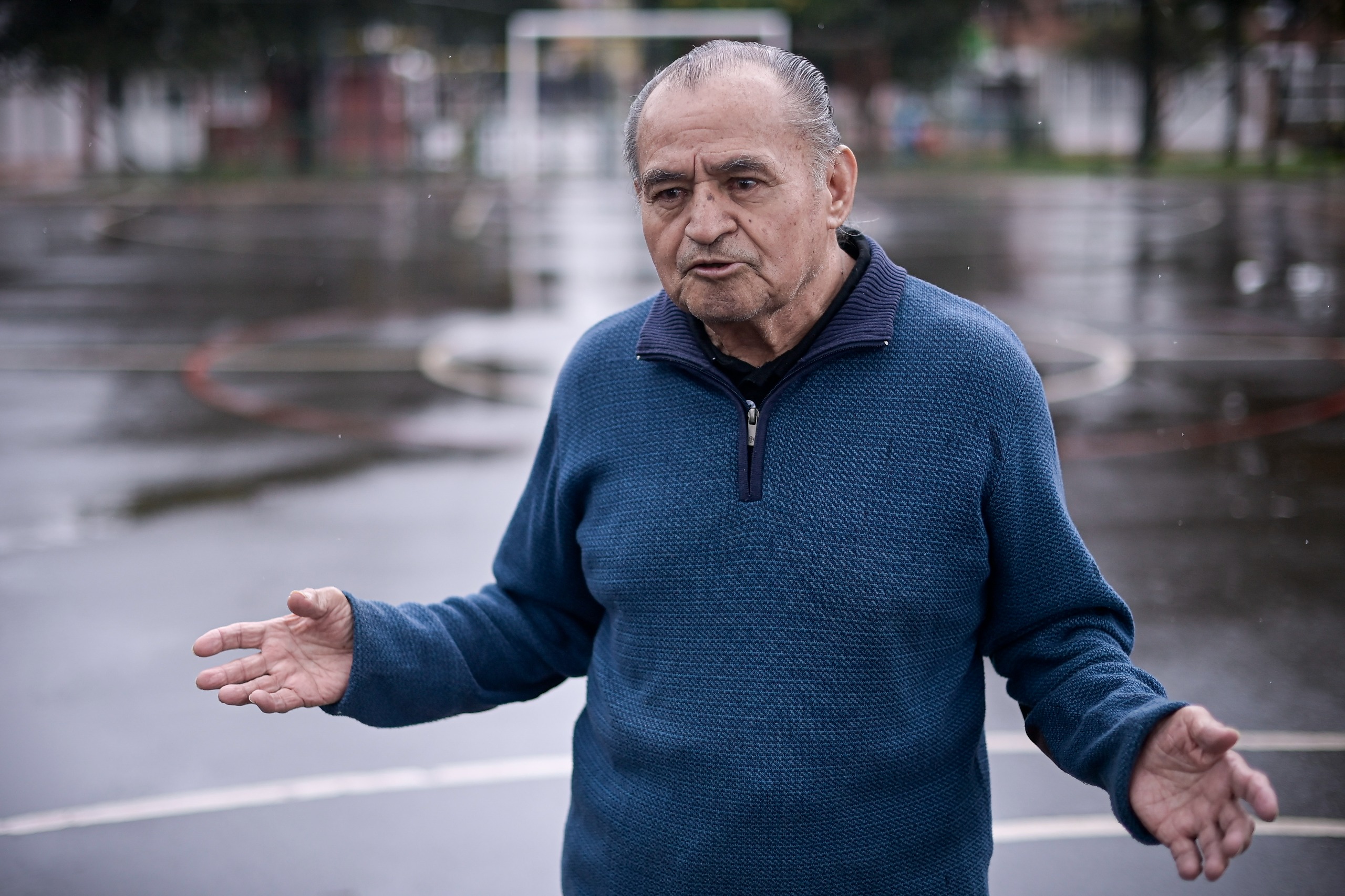 Alfonso Cañón en la cancha de fútbl del barrio Carabelas.