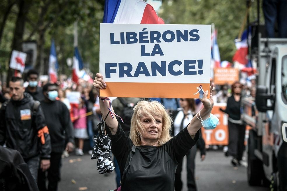 A pesar de las cifras positivas en vacunación, muchos franceses ven el mandato de un “pasaporte Covid” como un “ataque a las libertades civiles”.