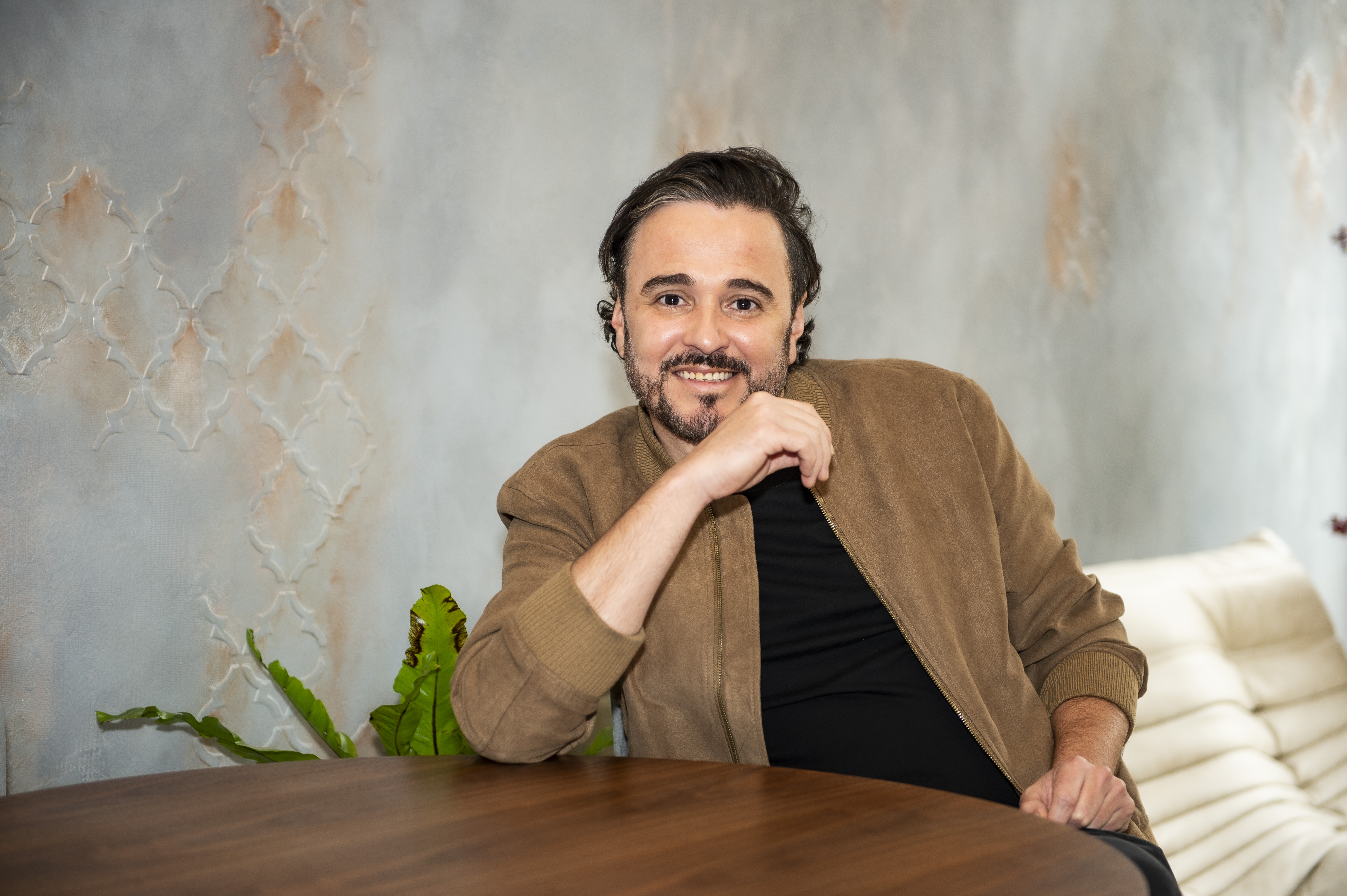 Juan David González, el actor que trabajó con Chuck Norris y ganó un premio Smartfilms