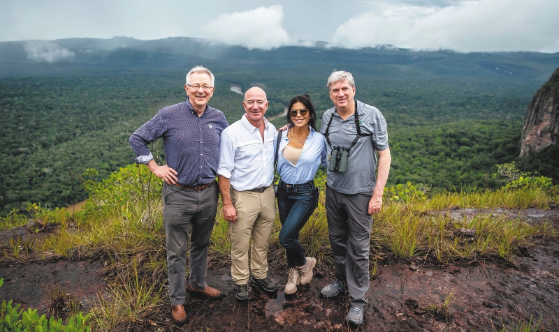 El colombiano que liderará la protección de la naturaleza en el grupo de Jeff Bezos