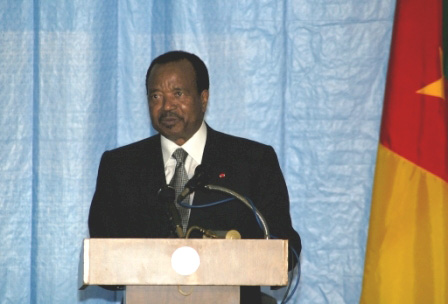 El presidente Paul Biya de Camerún es actualmente el de mayor edad en el mundo. En la imagen está en la inauguración de la nueva Embajada de Estados Unidos en Camerún, el 16 de febrero de 2006.