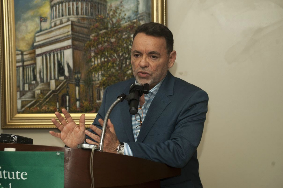 Autor cubano presenta en la Feria del Libro de Miami su «Cinema Paradiso»