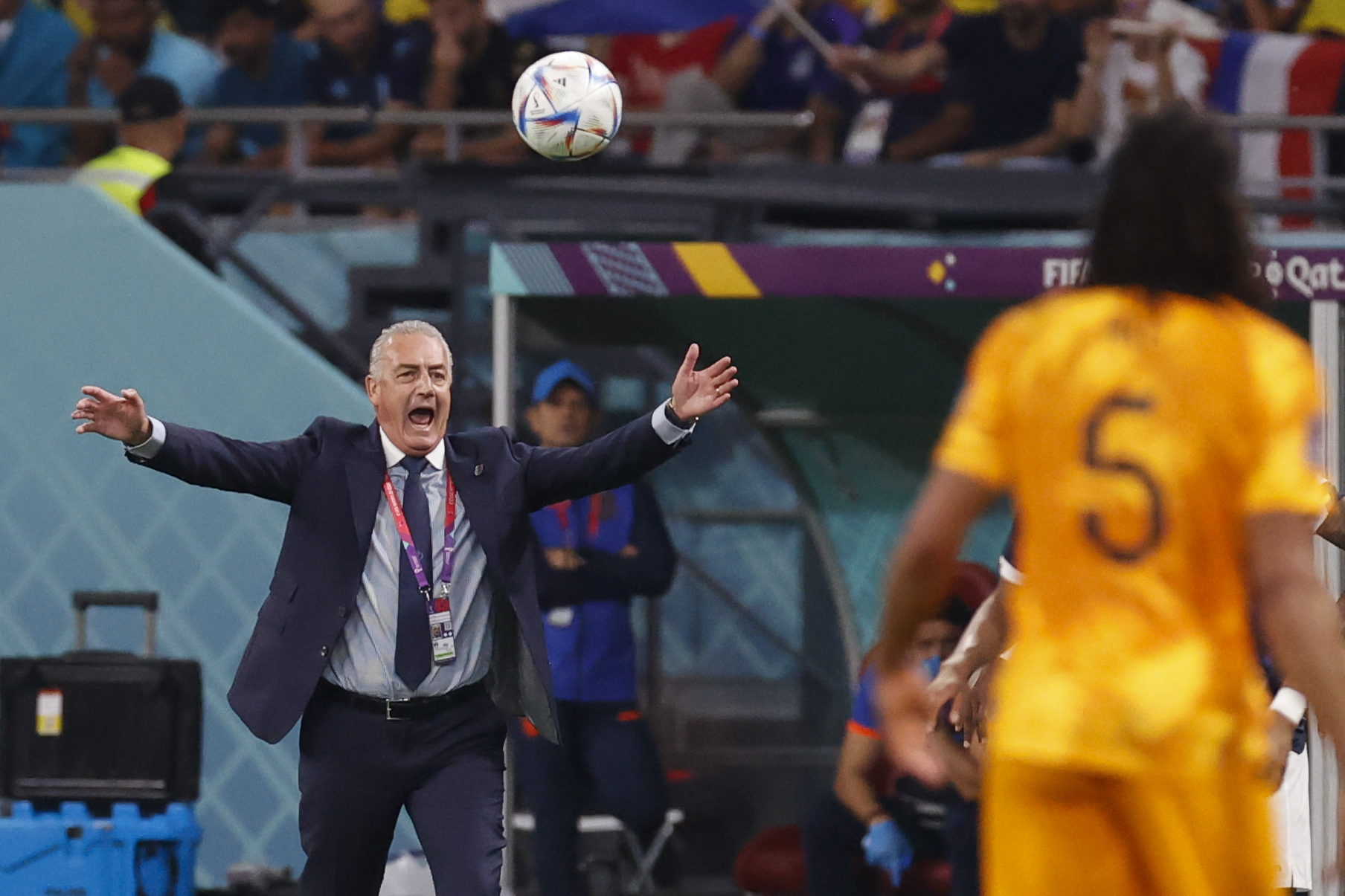 GR5008. DOHA (CATAR), 25/11/2022.- El seleccionador de Ecuador Gustavo Alfaro reacciona hoy, en un partido de la fase de grupos del Mundial de Fútbol Qatar 2022 entre Países Bajos y Ecuador en el estadio Internacional Jalifa en Doha (Catar). EFE/ Esteban Biba