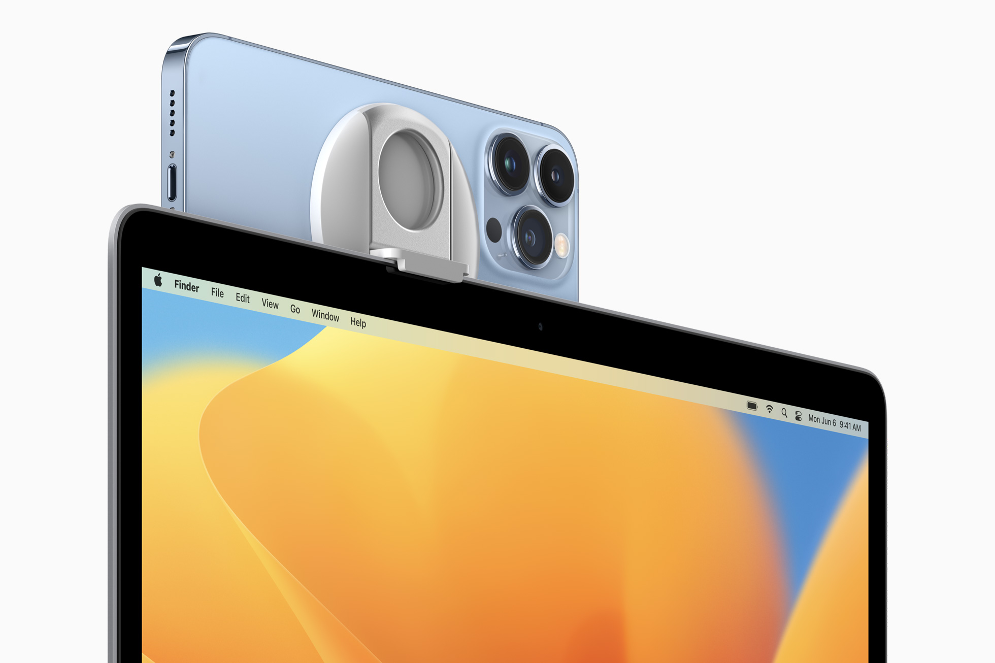 Imagen de cómo el iPhone se podría conjugar como la cámara web de un Mac gracias a una integración del nuevo sistema operativo de estos computadores, macOS Ventura.