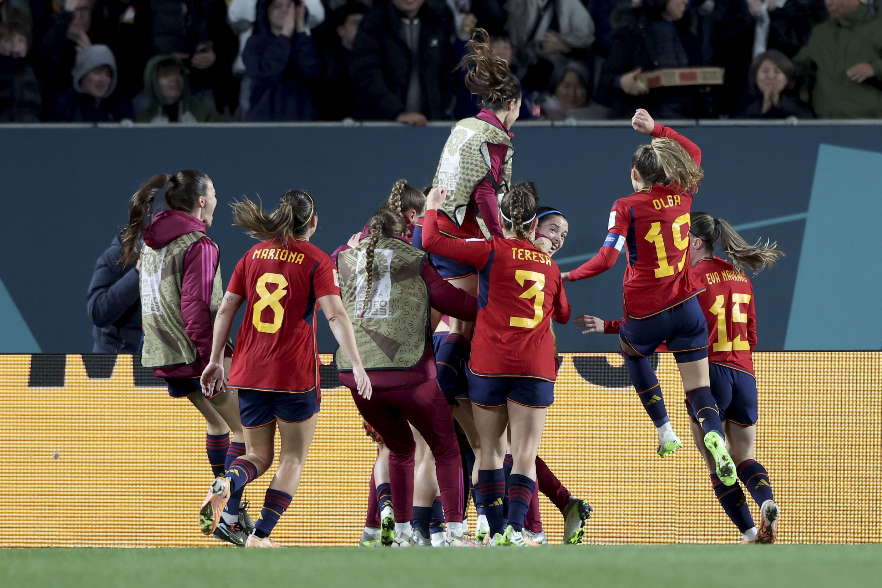 AUCKLAND (NUEVA ZELANDA), 15/08/2023.- La jugadora española Salma Paralluelo (no aparece) celebra con el equipo tras marcarle un gol a Suecia durante la semifinal del Mundial femenino de fútbol disputado entre España y Suecia este martes en Auckland (Nueva Zelanda). EFE/Brett Phibbs PROHIBIDO SU USO EN AUSTRALIA Y NUEVA ZELANDA SOLO USO EDITORIAL