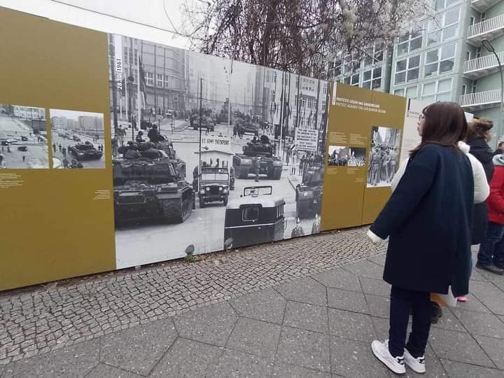Actualmente en Checkpoint Charlie hay una galería donde se exponen acontecimientos de la Guerra Fría.