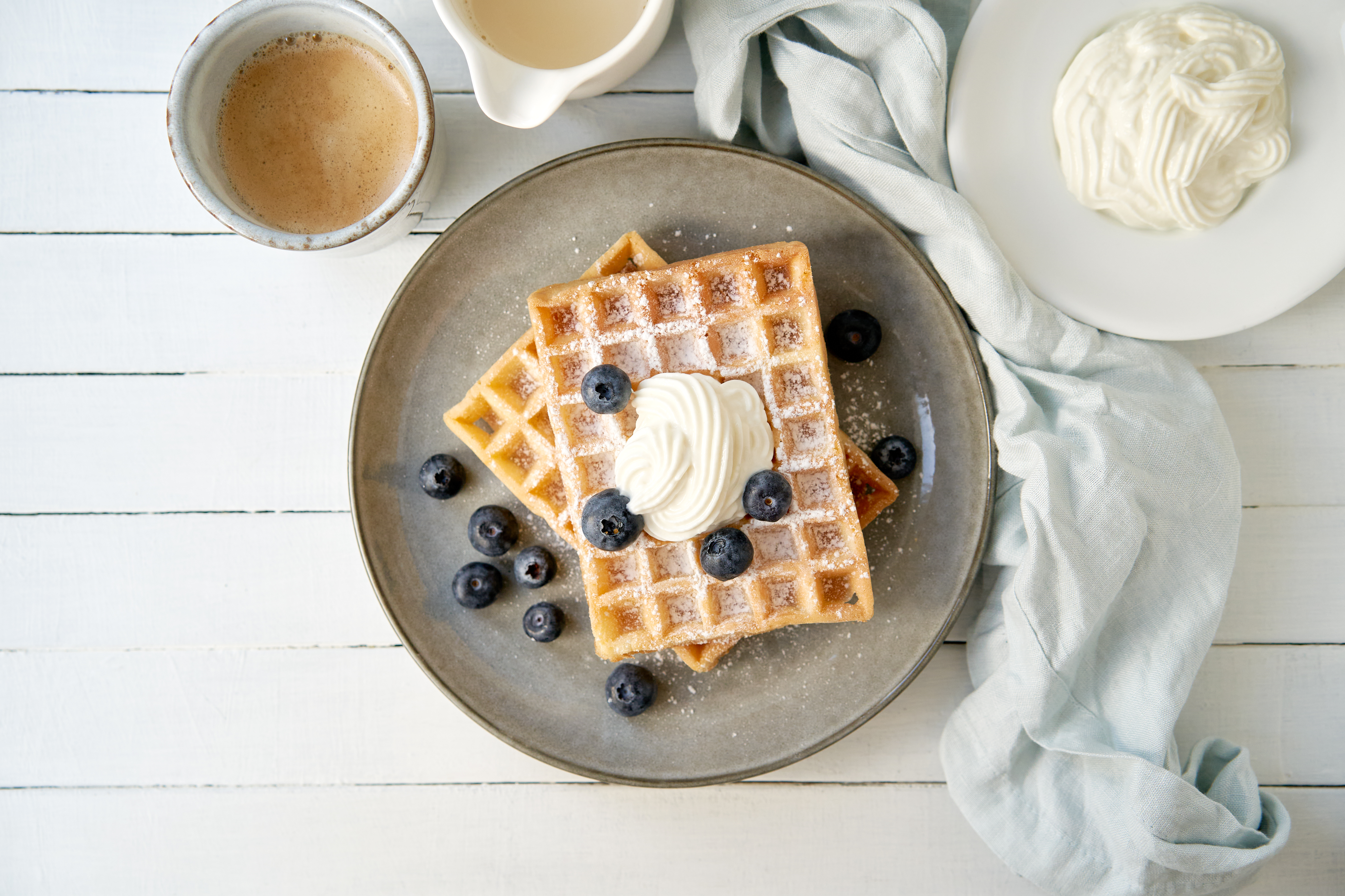 Waffles de pandeyuca con salsa casera de maracuyá