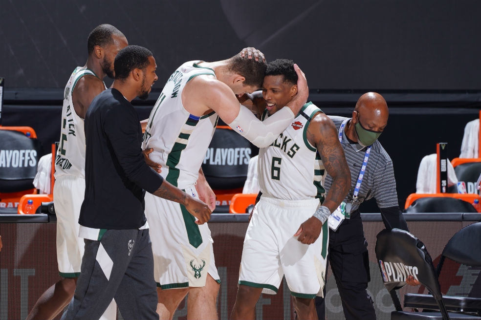 Los Bucks siguen con vida en los playoffs de la NBA