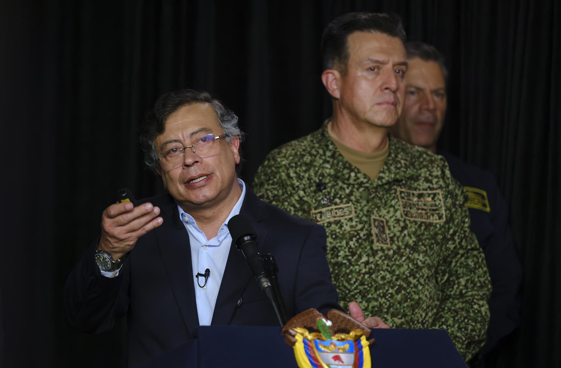BOGOTÁ (COLOMBIA), 19/11/2025.- Fotografía cedida por la Presidencia de Colombia de su mandatario, Gustavo Petro (i), junto al comandante de las Fuerzas Militares, el almirante Francisco Cubides, durante una alocución este miércoles en Bogotá (Colombia). Petro aseguró que su Gobierno, que comenzó el 7 de agosto de 2022, no ha violado el derecho internacional humanitario (DIH) en los bombardeos ejecutados en las últimas semanas, en los que murieron al menos 12 menores reclutados por los grupos armados ilegales. EFE/ Presidencia de Colombia /SOLO USO EDITORIAL NO VENTAS/SOLO DISPONIBLE PARA ILUSTRAR LA NOTICIA QUE ACOMPAÑA (CRÉDITO OBLIGATORIO)