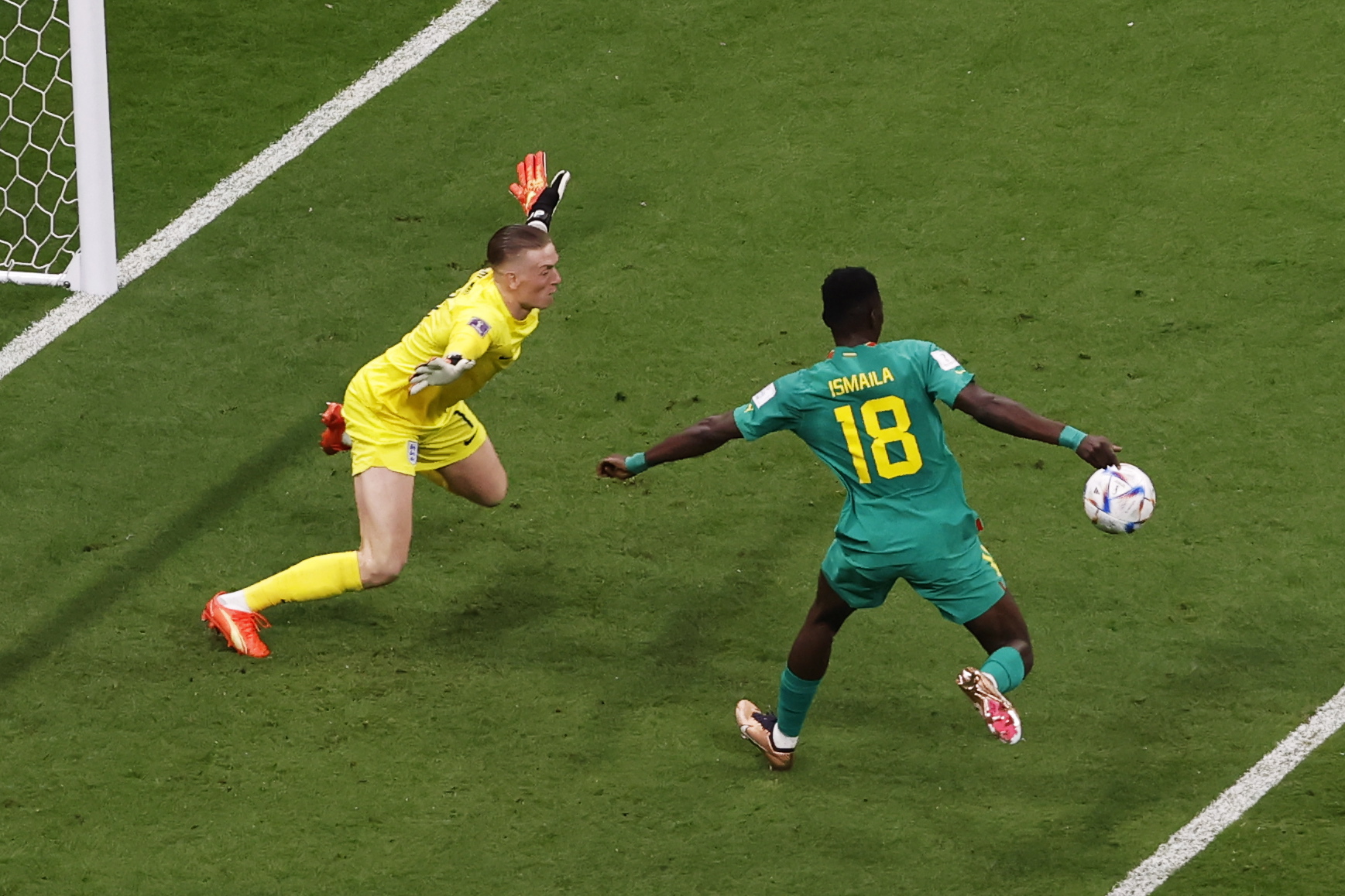 Al Khor (Qatar), 04/12/2022.- Ismaili Sarr of Senegal (R) in action against goalkeeper Jordan Pickford of England during the FIFA World Cup 2022 round of 16 soccer match between England and Senegal at Al Bayt Stadium in Al Khor, Qatar, 04 December 2022. (Mundial de Fútbol, Jordania, Catar) EFE/EPA/Rolex dela Pena