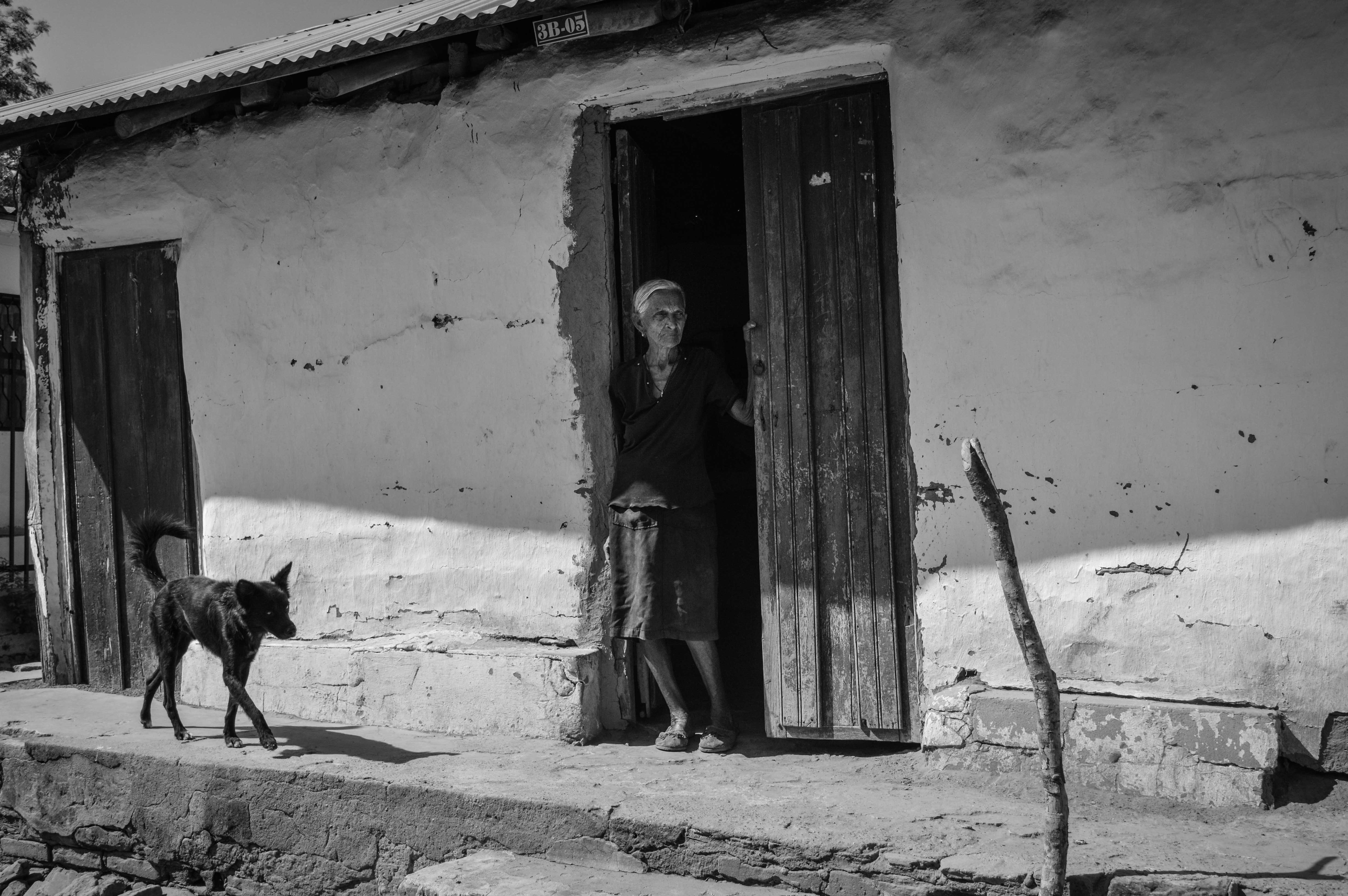 Abrir las puertas cada día es como remojar el dedo índice y pasar las páginas de un libro; si no entran la luz ni la brisa a la casa, caminaremos a tientas y el tiempo pondrá las cosas donde le plazca.