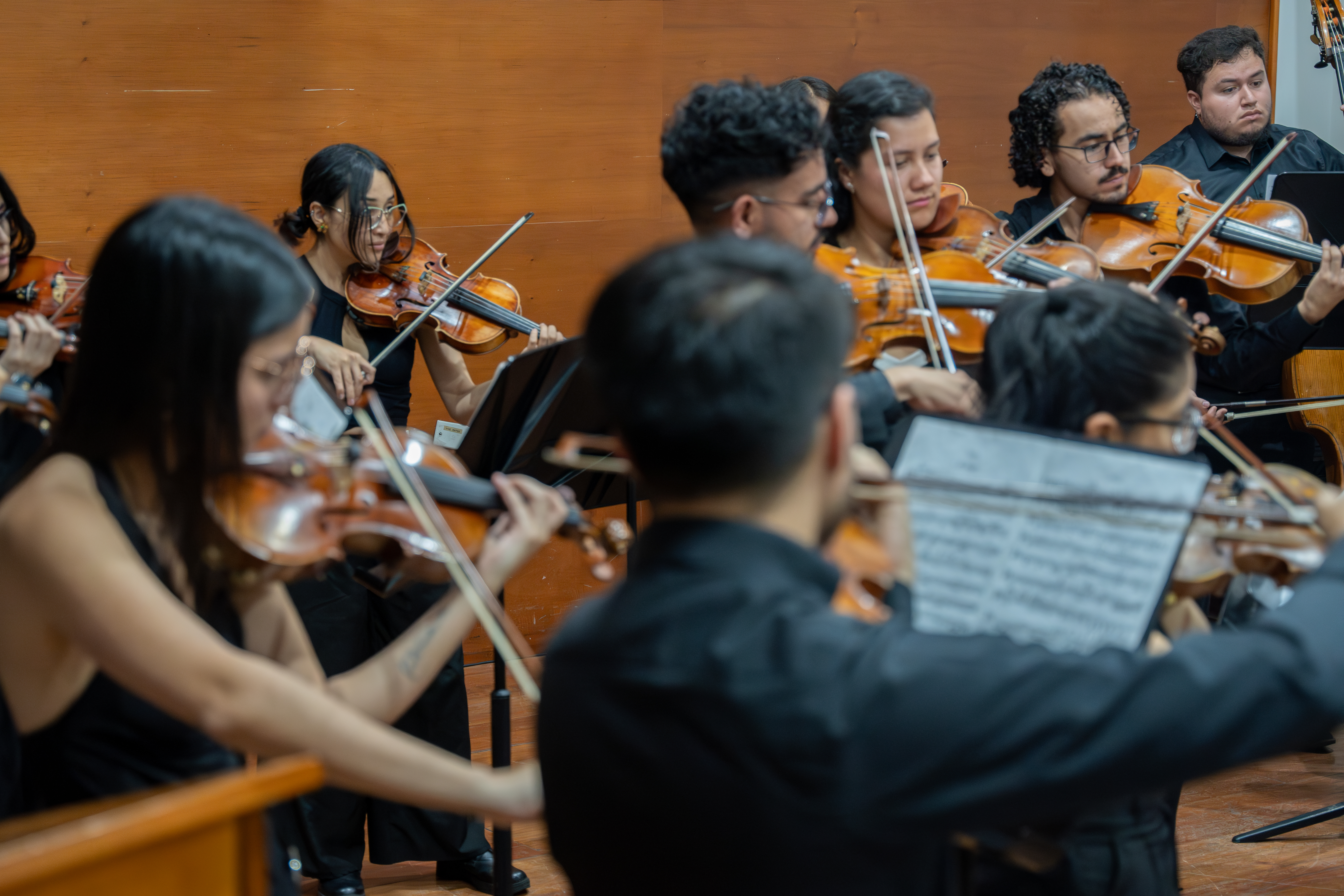 El Concurso cuenta con una bolsa de premios de 70.000 USD y estará abierto desde del 4 de diciembre de 2024 hasta el 30 de abril de 2025, dirigido a violinistas de hasta 30 años, de todas las nacionalidades y con experiencia profesional acreditada.