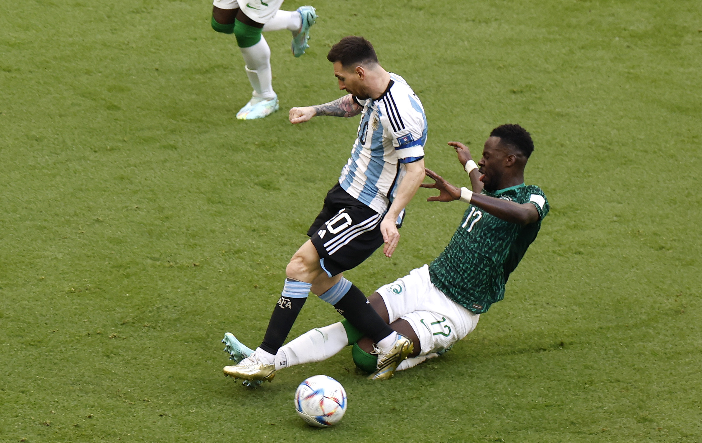 GR2008. LUSAIL (CATAR), 22/11/2022.- Lionel Messi de Argentina disputa un balón con Hassan Altambakti de Arabia Saudita hoy, en un partido de la fase de grupos del Mundial de Fútbol Qatar 2022 entre Argentina y Arabia Saudita en el estadio de Lusail (Catar). EFE/ Alberto Estevez