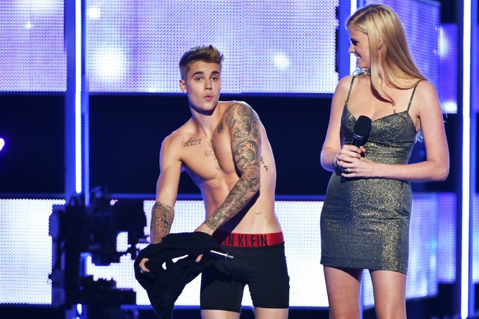 ustin Bieber y la modelo Laura Stone en Fashion Rocks 2014.