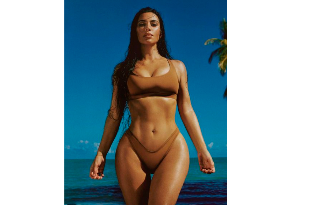 Kim Kardashian paraliza Instagram con su colección de vestidos de baño