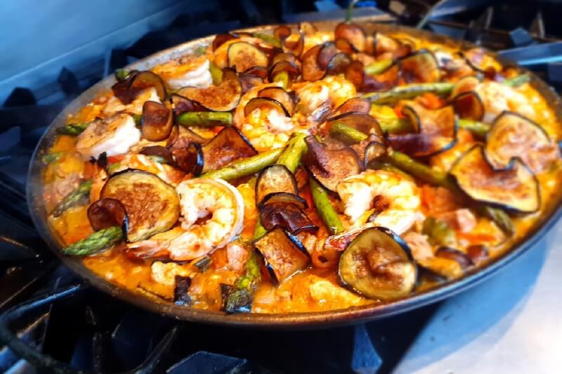 Receta para preparar paella de mariscos y pollo
