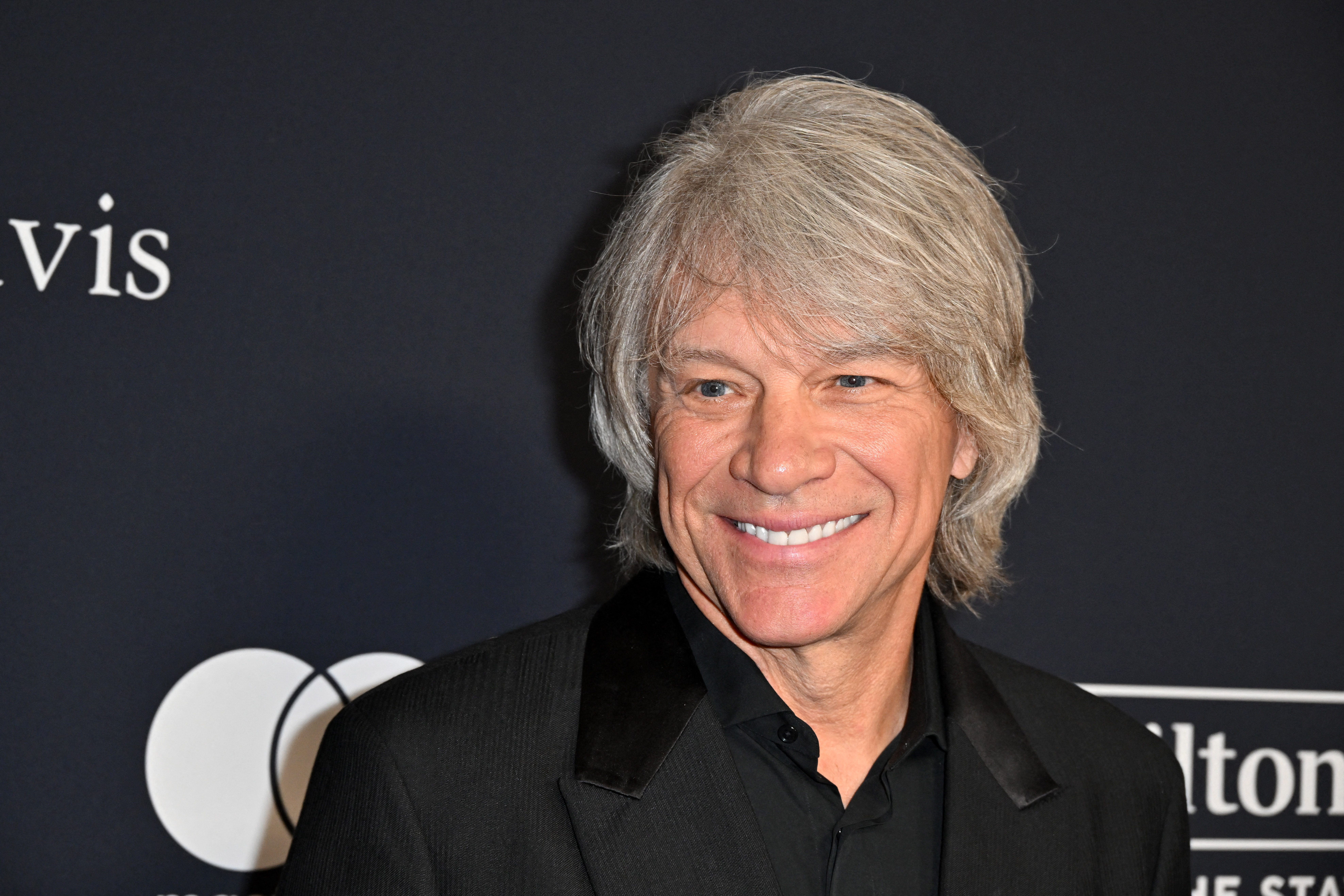 Bon Jovi lanza iniciativa millonaria para proteger perros sin hogar: así funciona