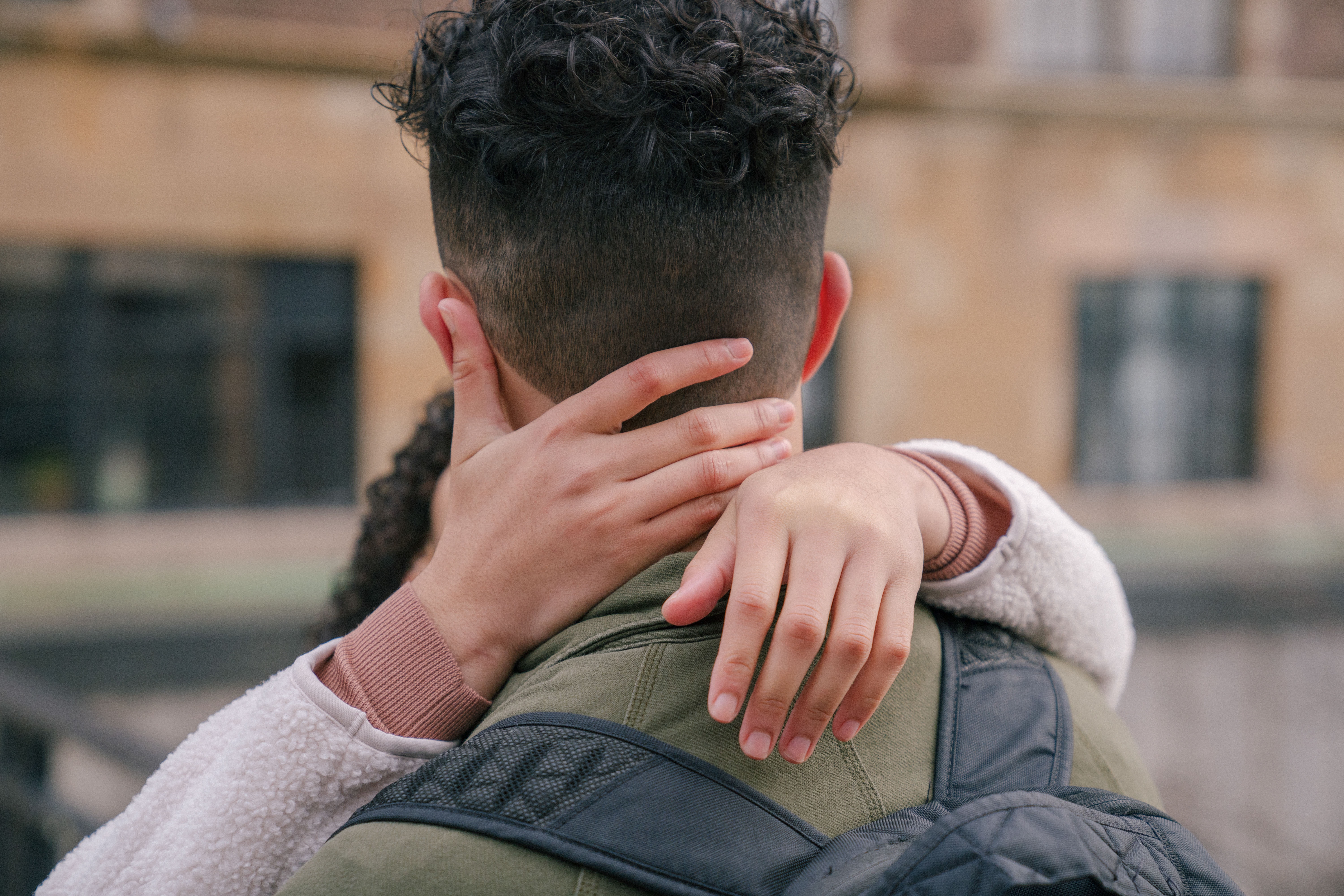 ¿Una estudiante puede ser sancionada por mostrar afecto a su novio en el colegio?