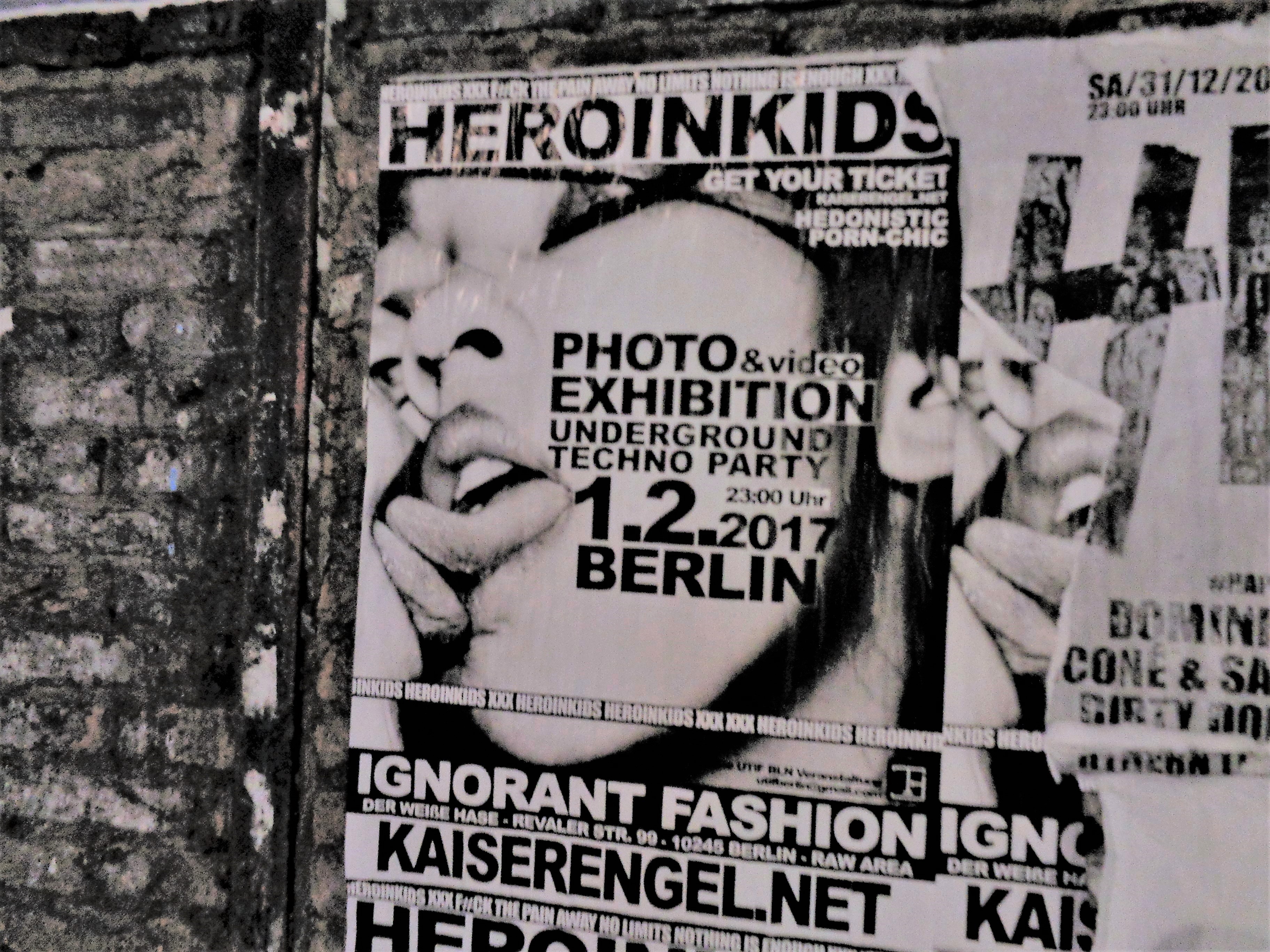 Los posters son el arte que esconden los otros muros de Berlín.