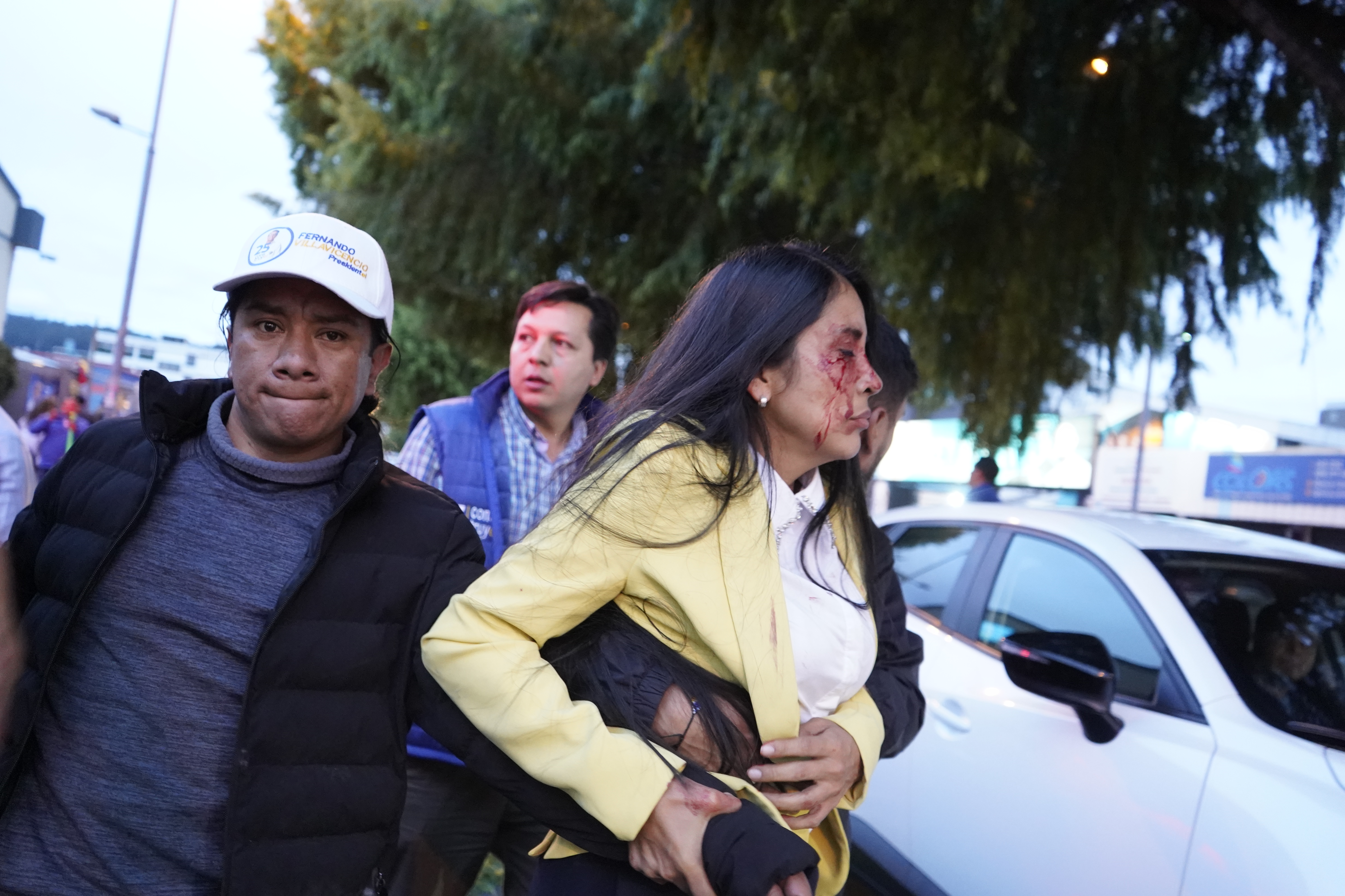 QUITO (ECUADOR), 09/08/2023.- Fotografía de una mujer herida durante el tiroteo en el cual fue asesinado el candidato presidencial Fernando Villavicencio hoy, en Quito (Ecuador). Al menos nueve personas heridas dejó el atentado en el que fue asesinado este miércoles el candidato a la Presidencia de Ecuador Fernando Villavicencio, cuyo supuesto autor falleció después de un tiroteo con el personal de seguridad, según informó la Fiscalía General de Ecuador. EFE/ STR