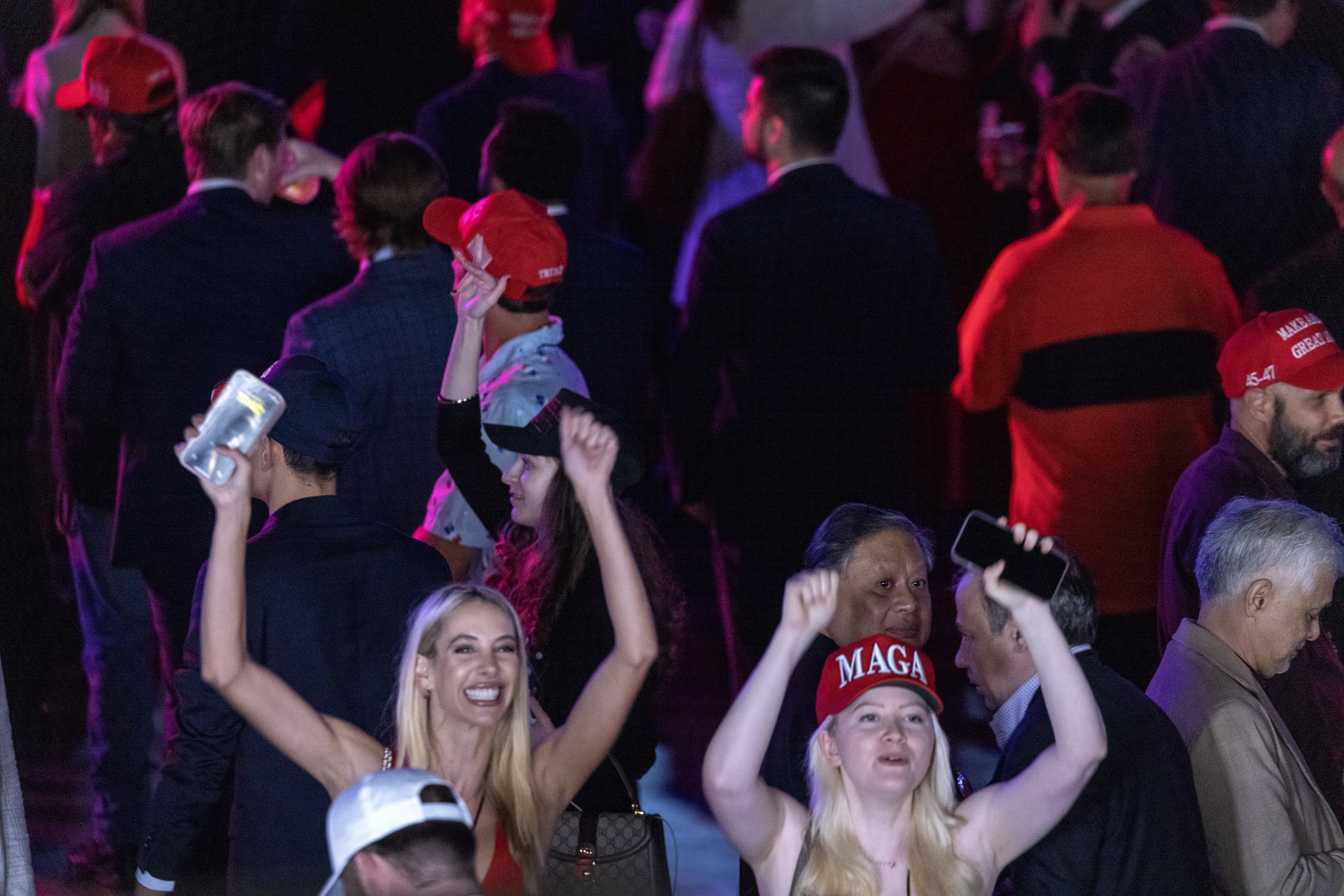 West Palm Beach (United States), 06/11/2024.- Supporters of Republican presidential candidate Donald Trump react to results of US 2024 presidential elections during the Election Night watch party in the West Palm Beach Convention Center in West Palm Beach, Florida, USA, 06 November 2024. (Elecciones) EFE/EPA/CRISTOBAL HERRERA-ULASHKEVICH