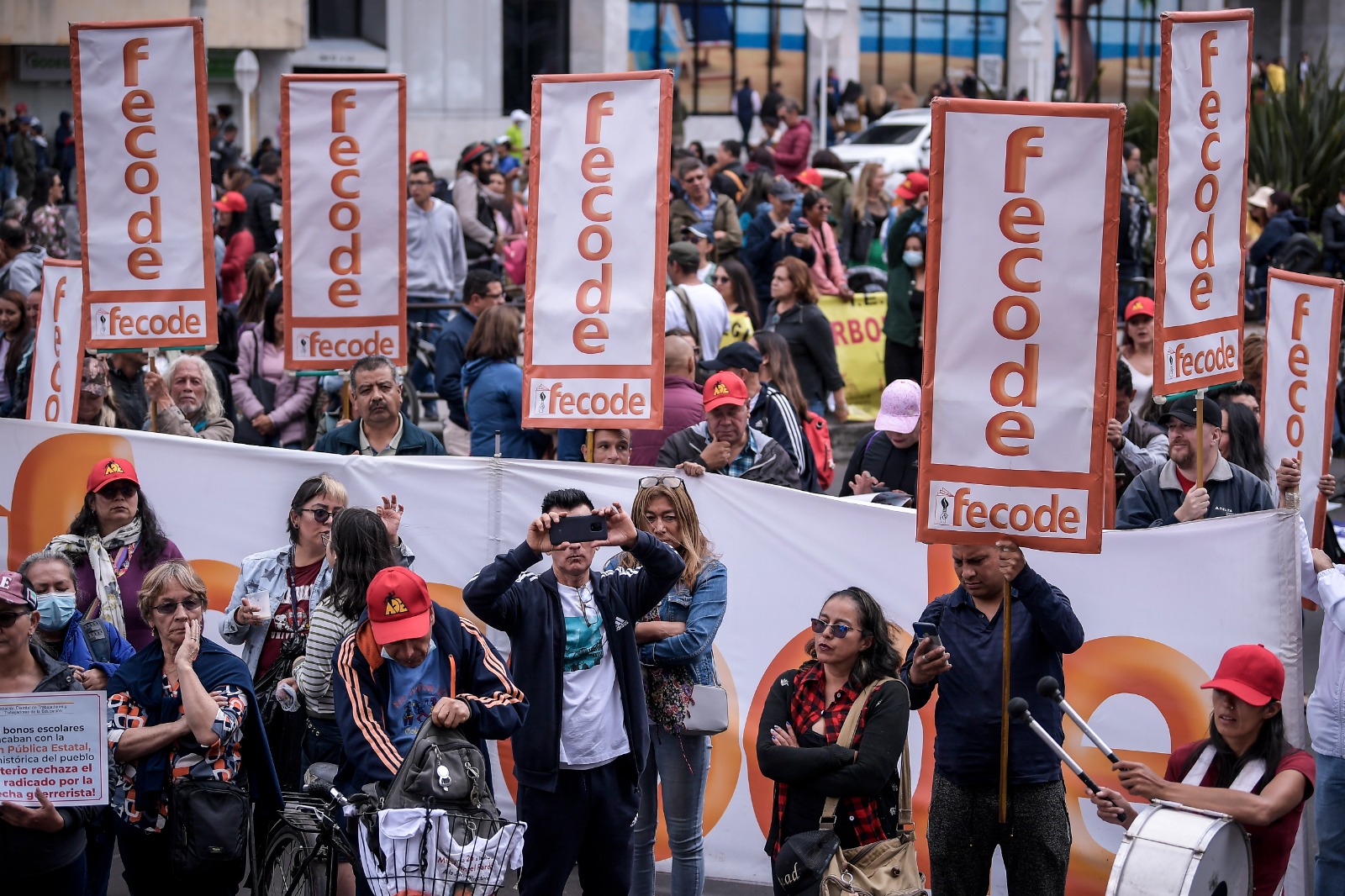 Otra razón que motivó el paro de maestros fue la radicación del proyecto de ley presentado por la senadora María Fernanda Cabal, el cual busca prohibir las huelgas de profesores y otras personas que presten servicios públicos esenciales.
