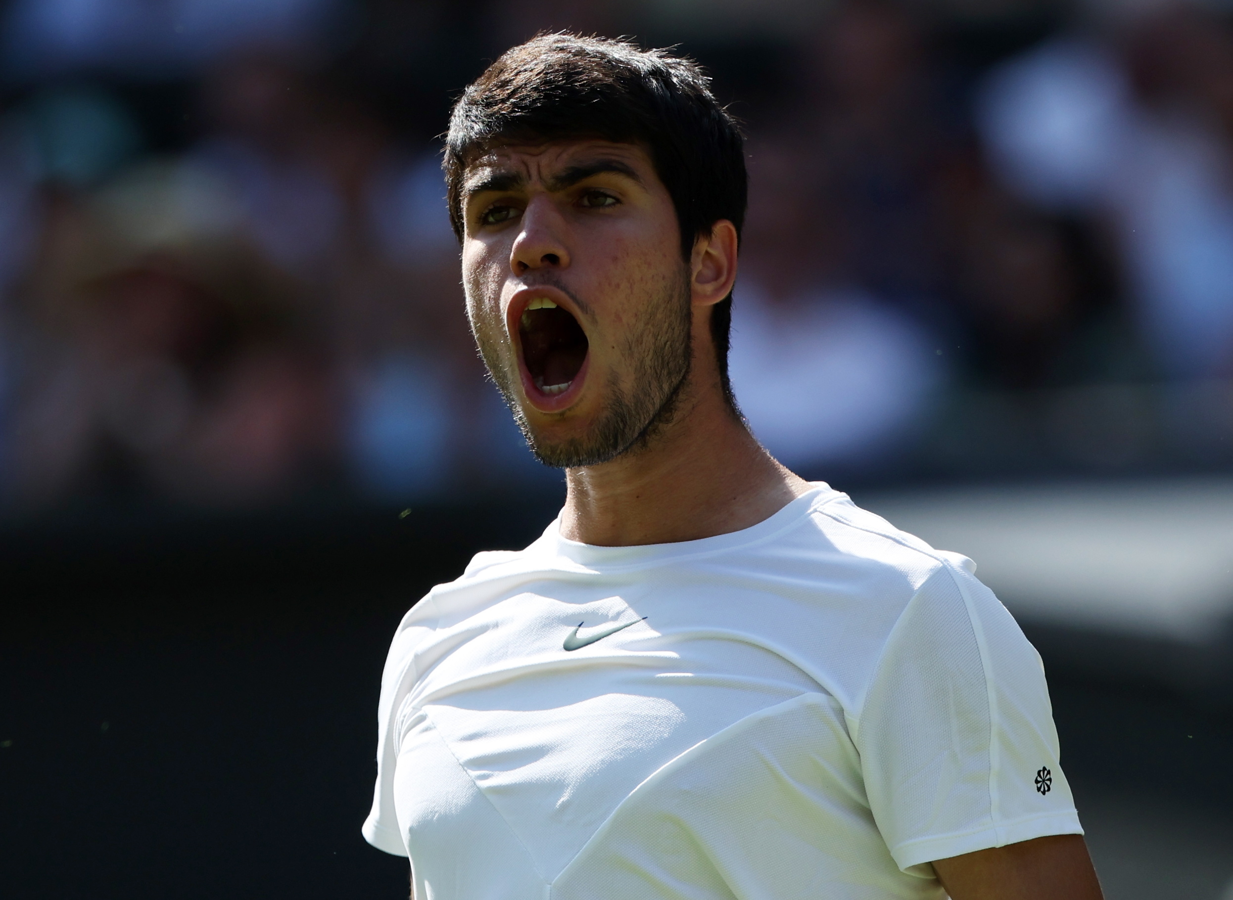 Carlos Alcaraz aplasta a Müller y alcanza la tercera ronda de Wimbledon